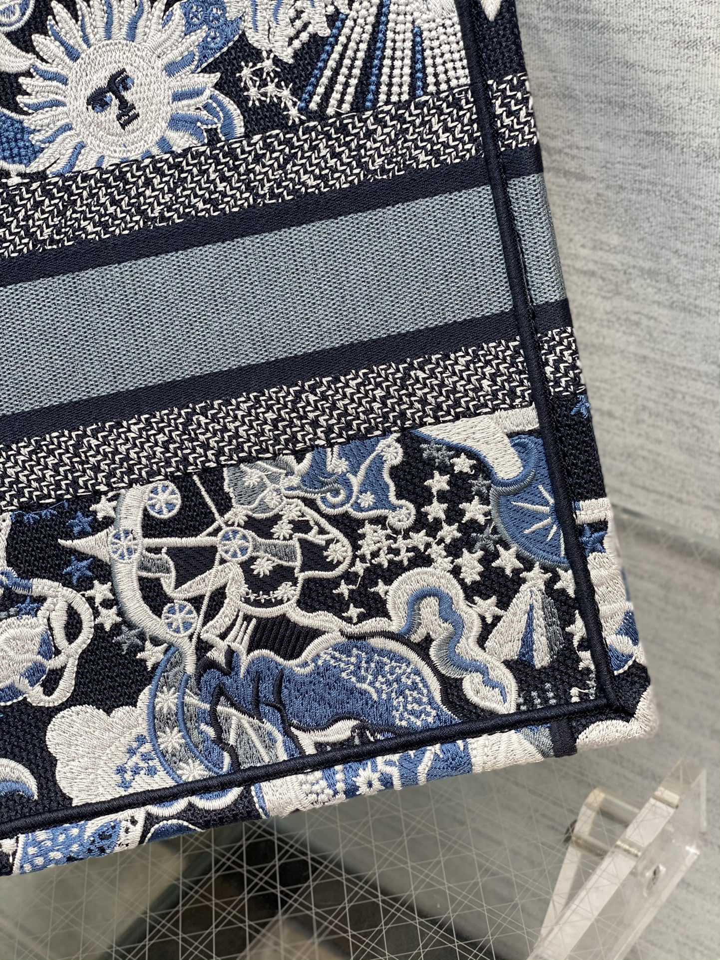D*or small book tote-36.5cm