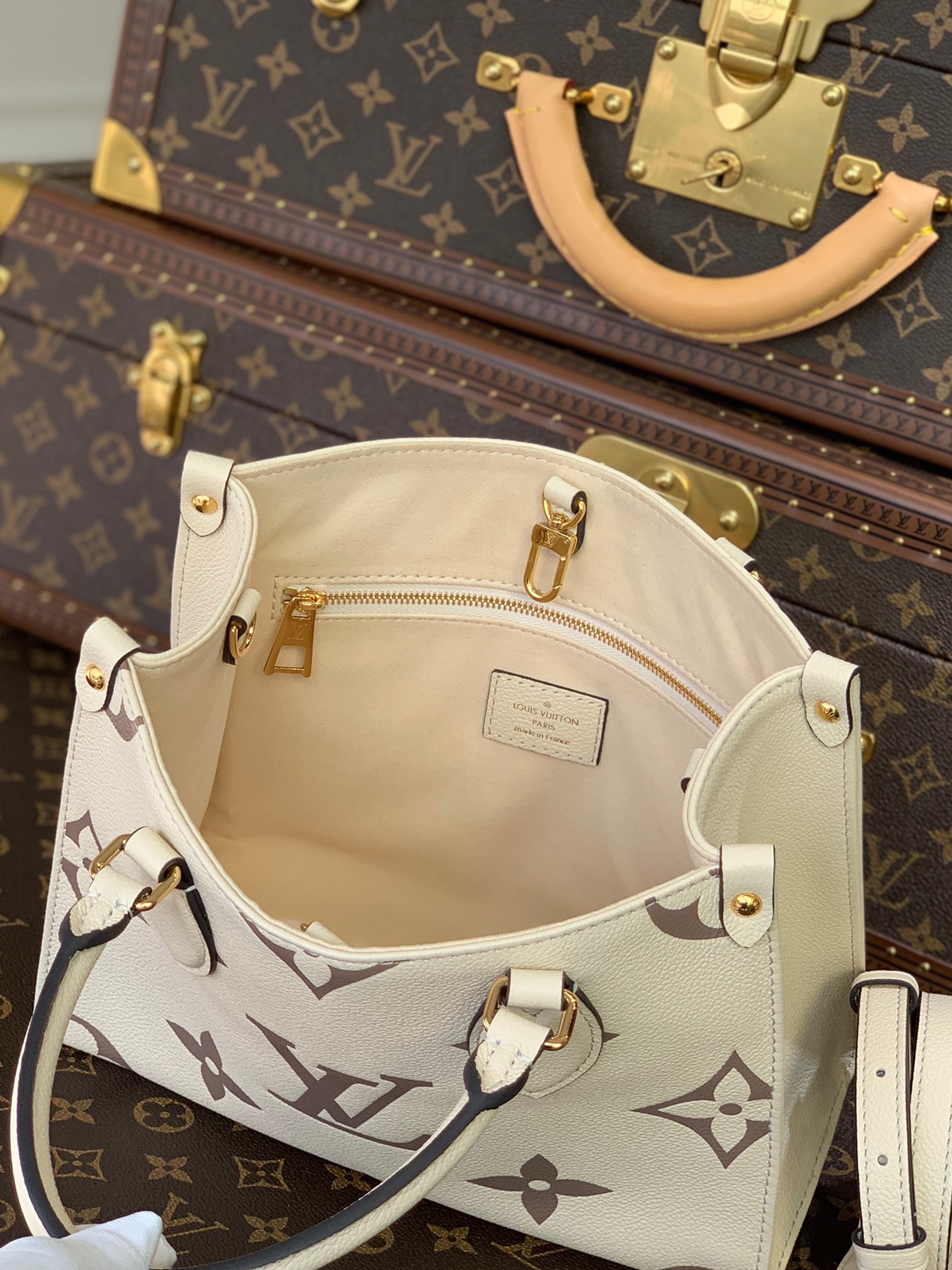 l0*is V*t0n onthego handbag-28*11*19cm