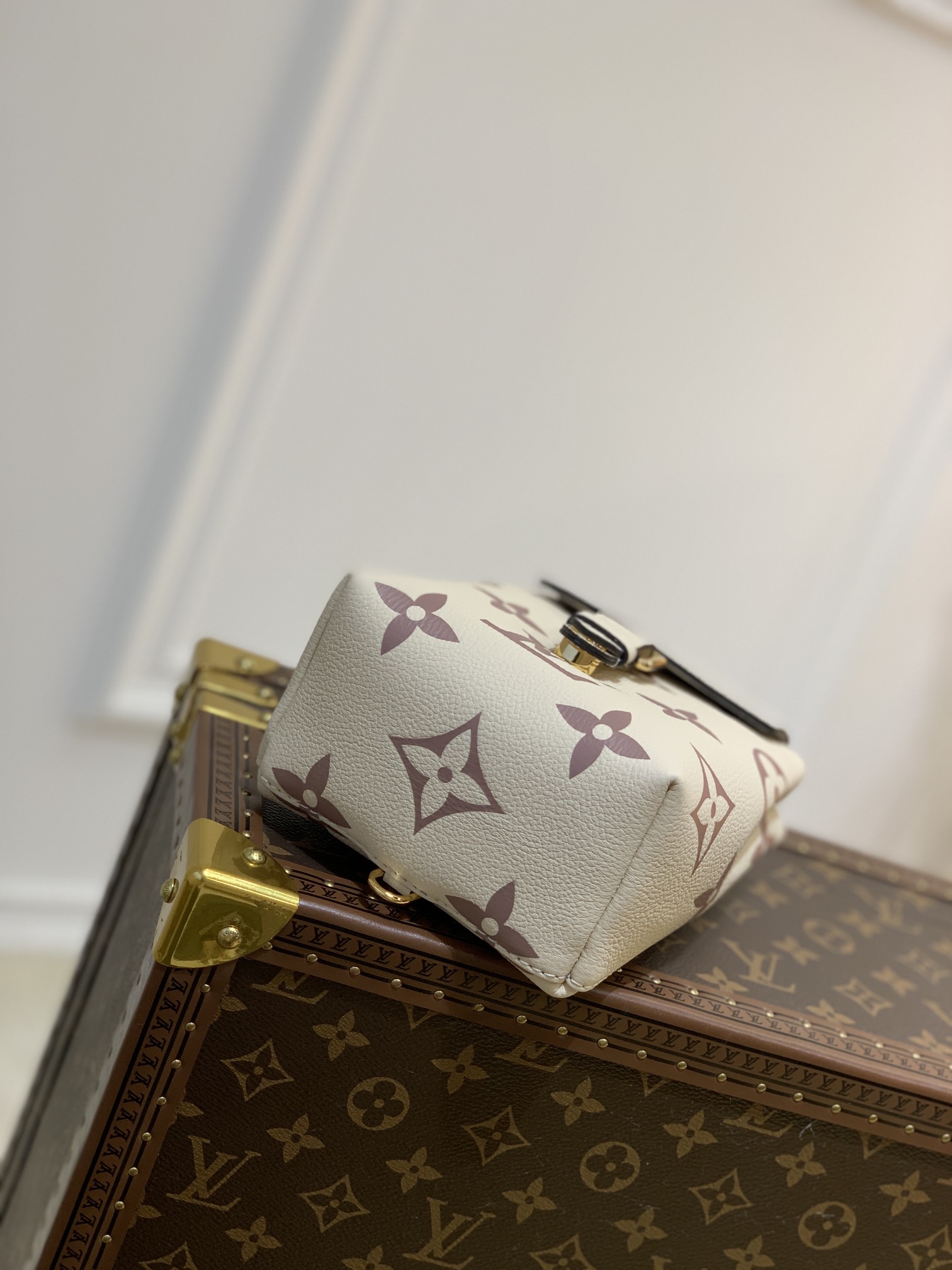 l0*is V*t0n by the pool backpack m80738-13*19*8cm