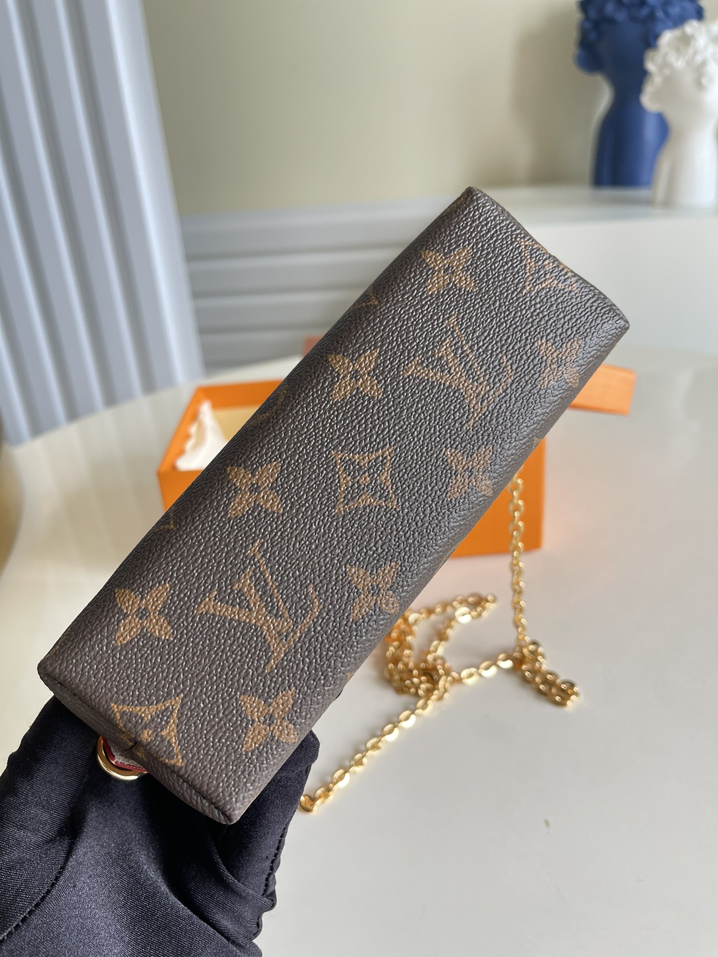 l0*is V*t0n cosmetic bag-17*12*6cm