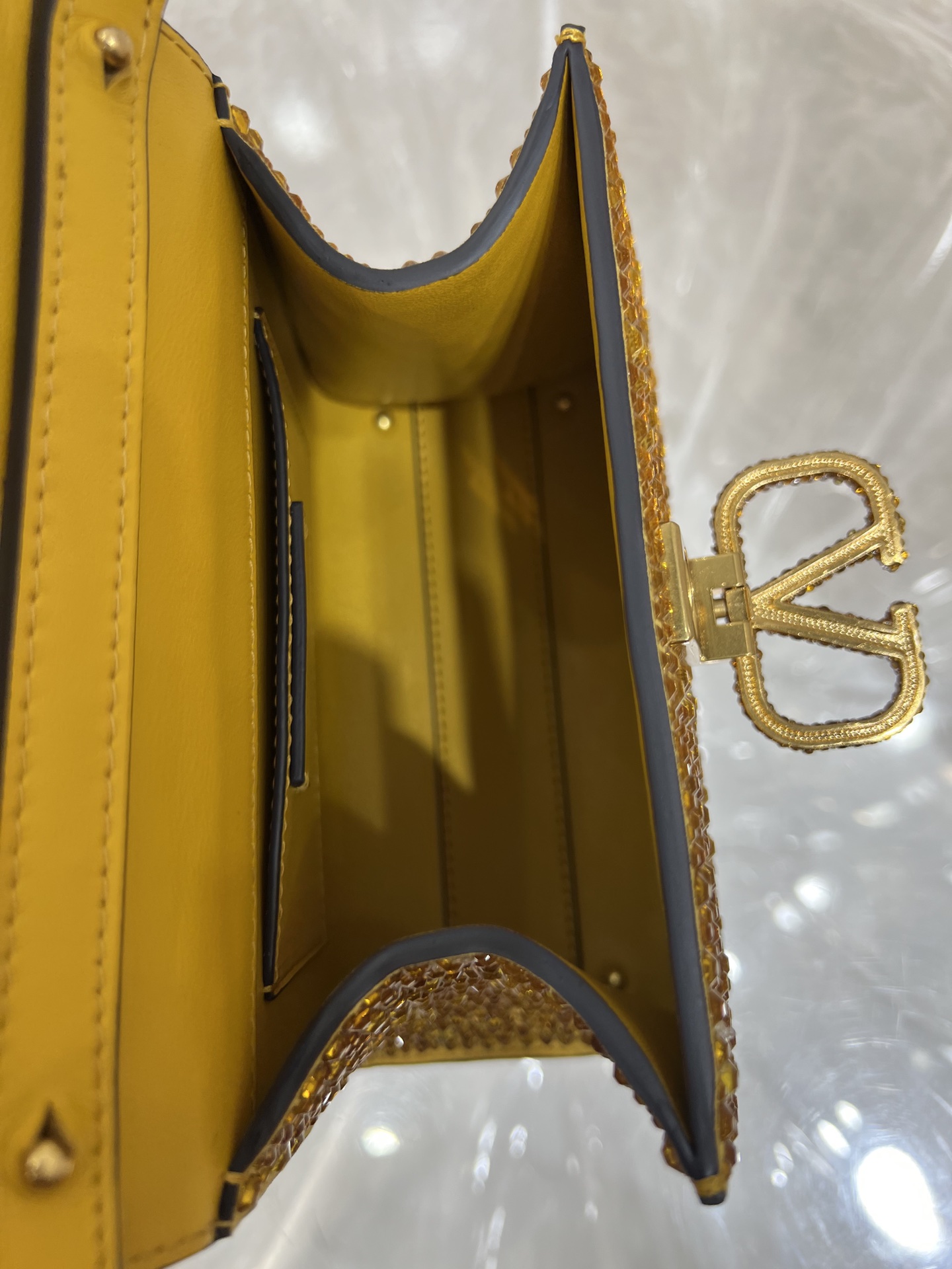 Va1e*ntin0 vlogo signature chain bag-19*13*9cm