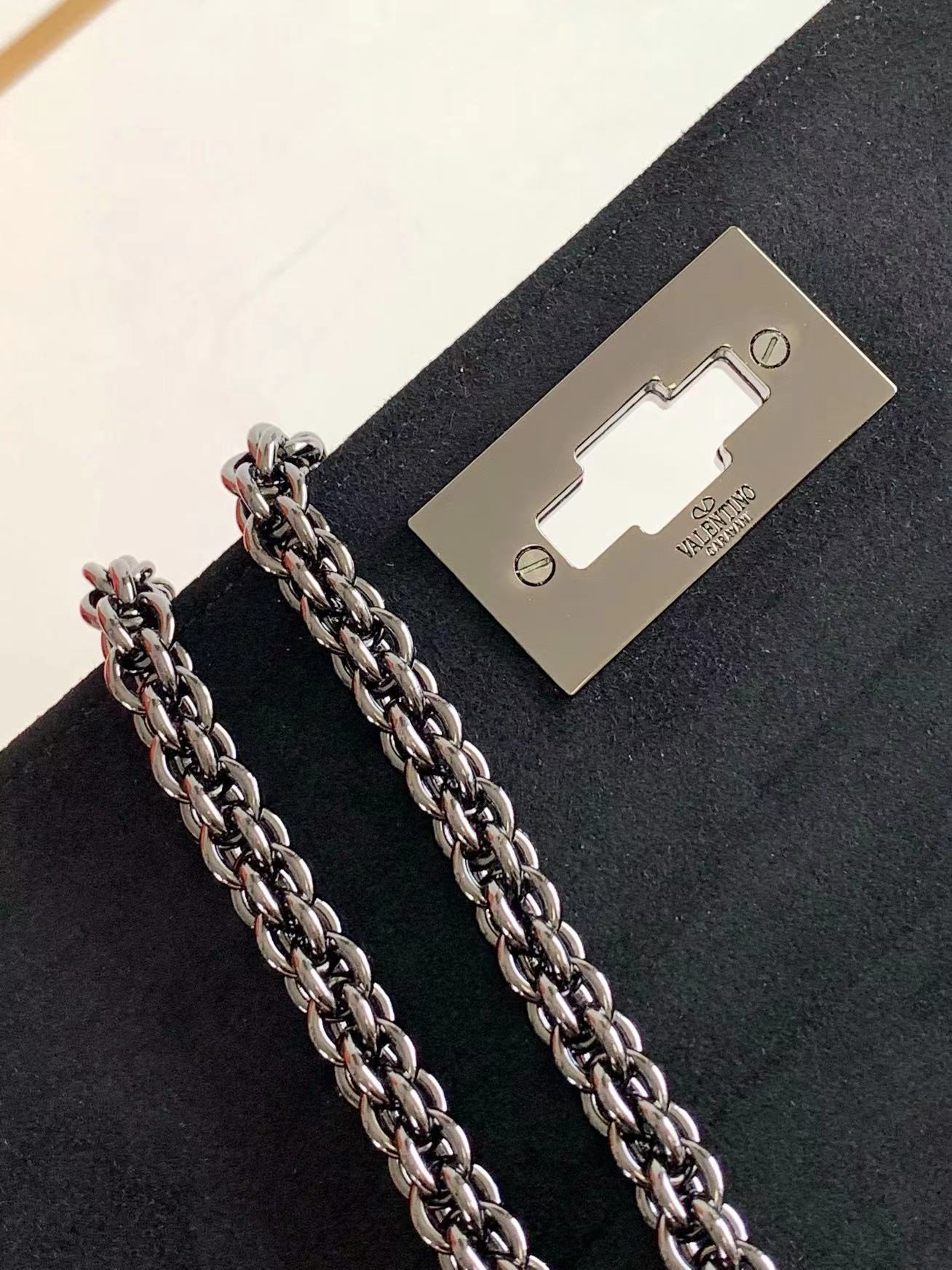 Va1e*ntin0 roman stud the soulder bag in nappa with chain-26x16x8cm
