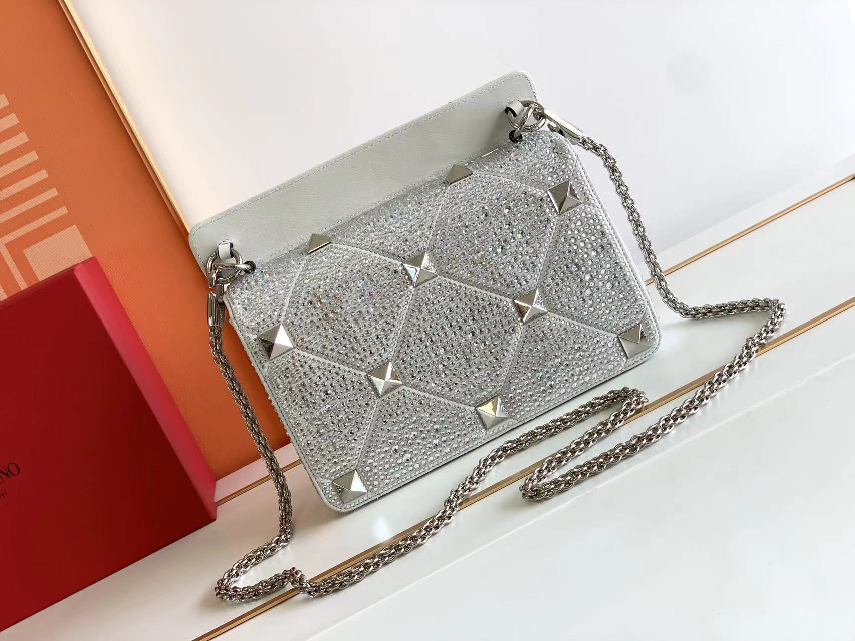 Va1e*ntin0 roman stud the soulder bag in nappa with chain-26x16x8cm