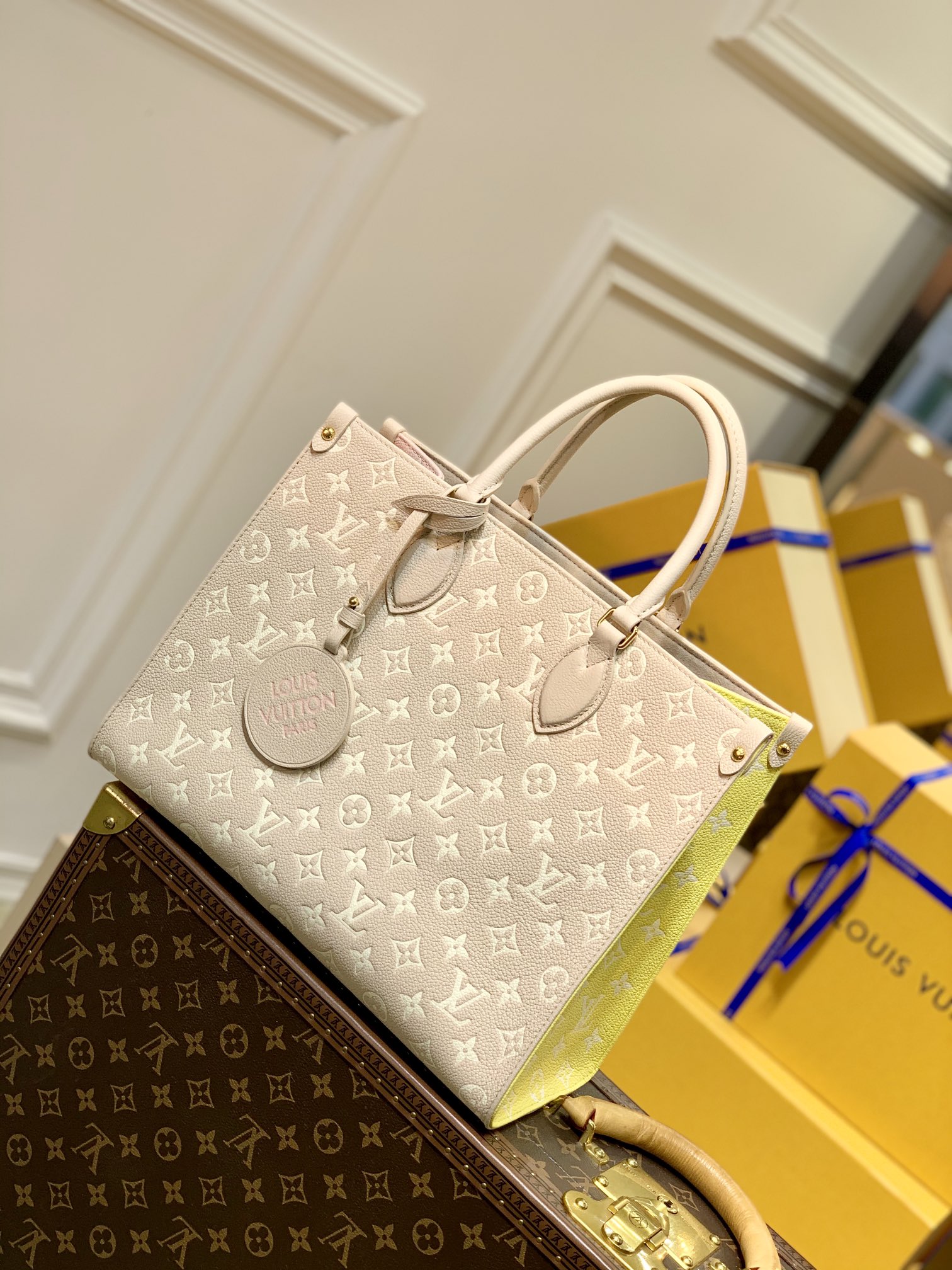 l0*is V*t0n spring in the city onthego handbag-35*27*14cm