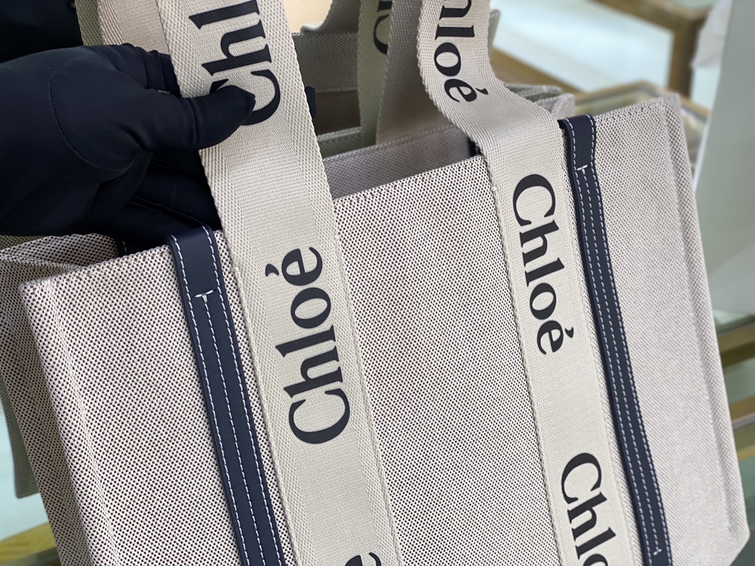 Ch10e woody tote bag
