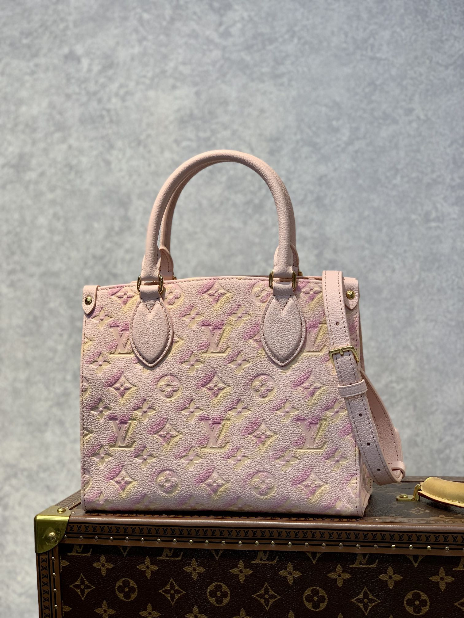 l0*is V*t0n onthego handbag-25*19*11.5 cm