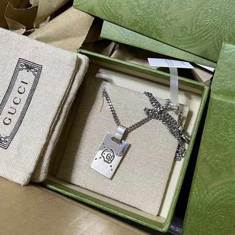 G*u*i choker
