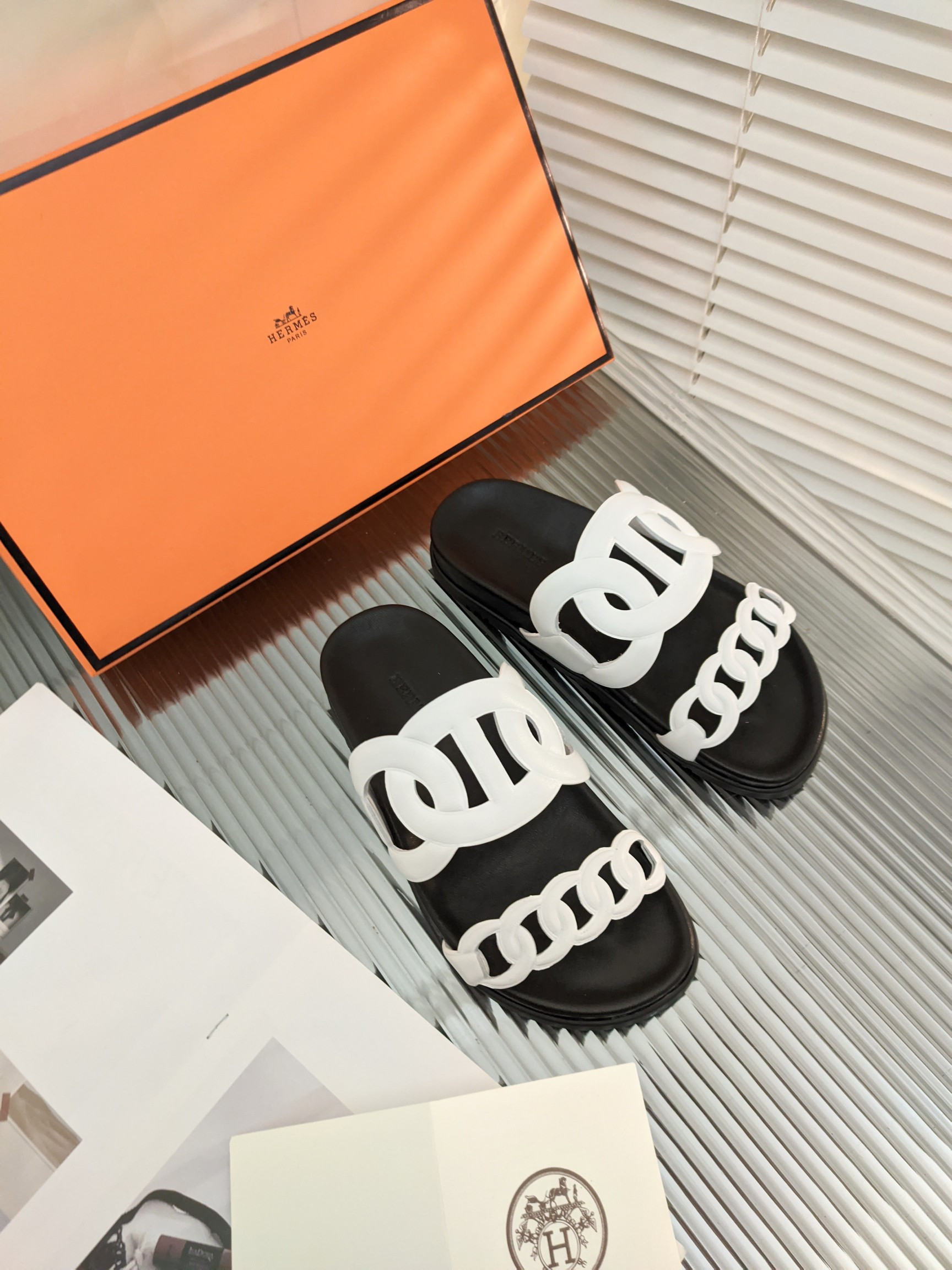 H**mes sandals