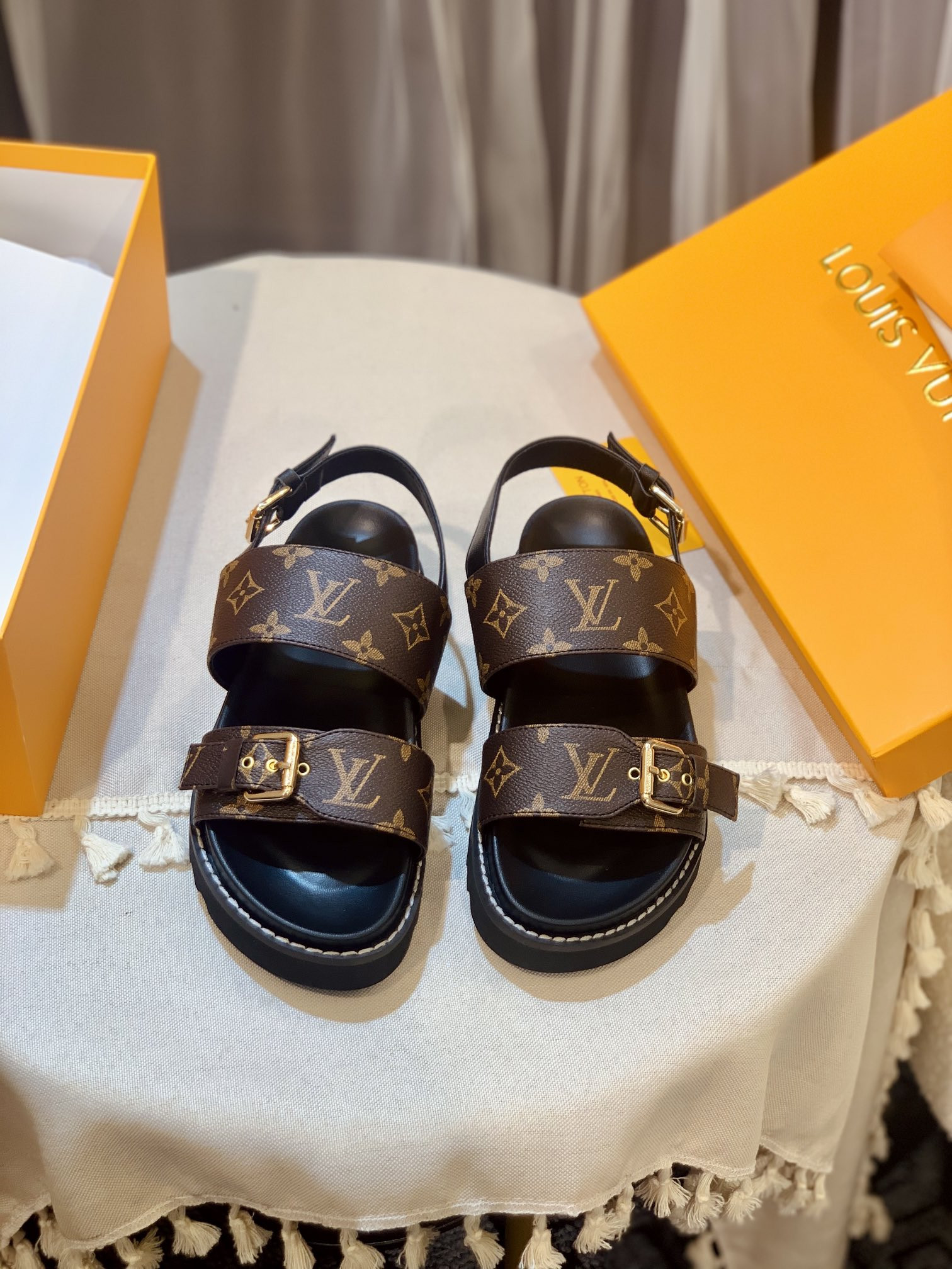 l0*is V*t0n sandals