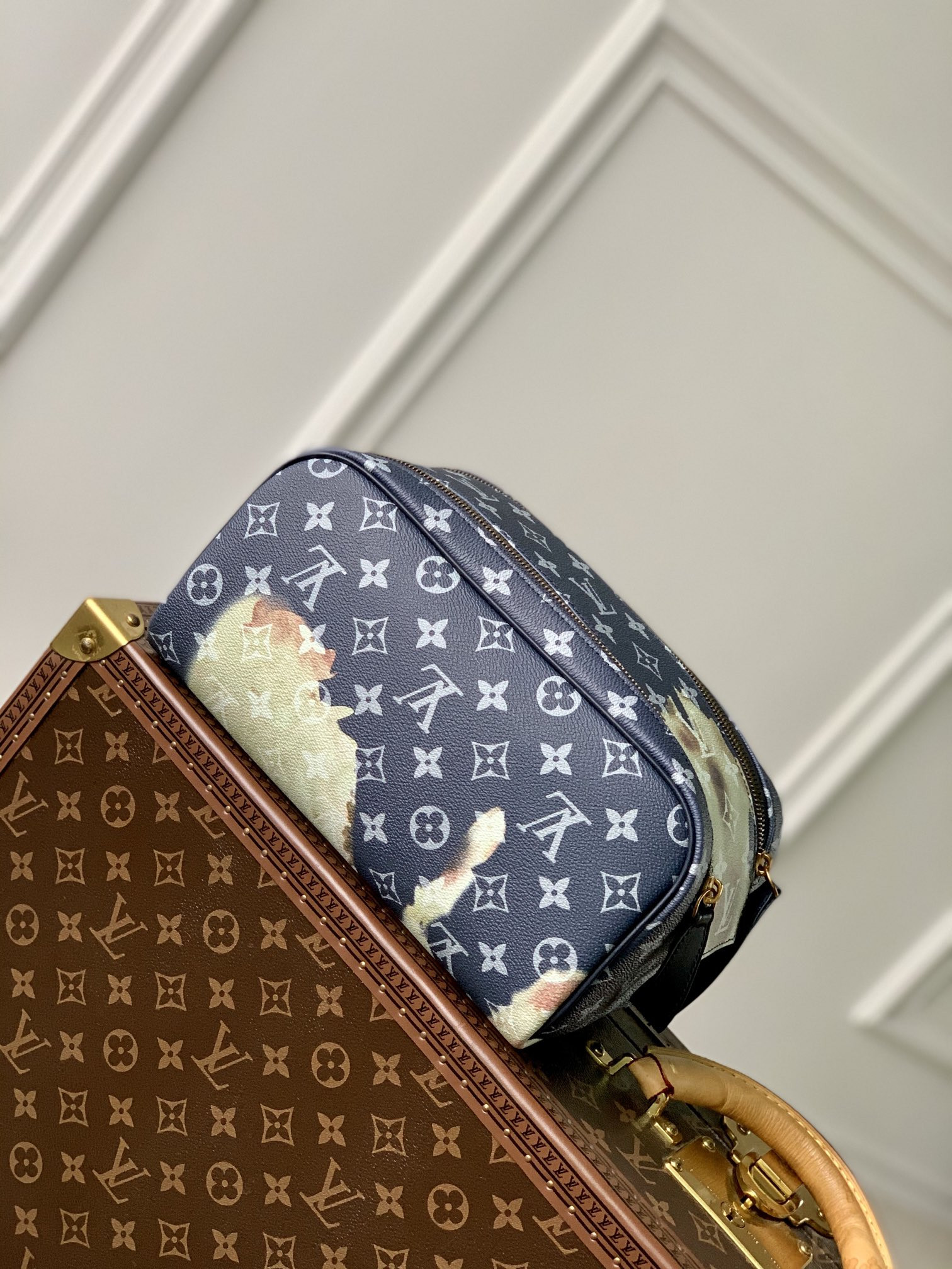 l0*is V*t0n dopp kit-28 x 15 x 16.5cm