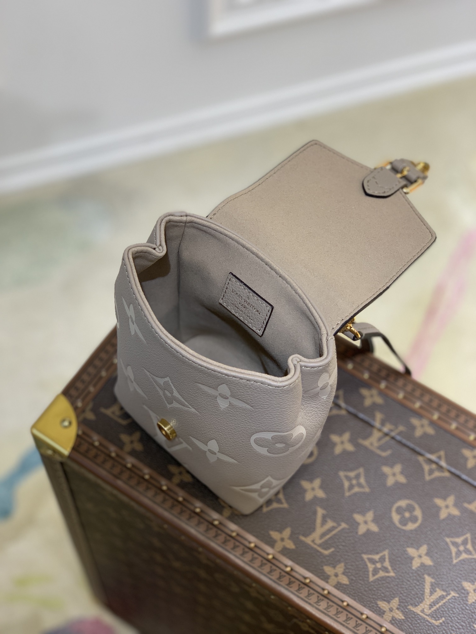 l0*is V*t0n by the pool backpack m80738-13*19*8cm