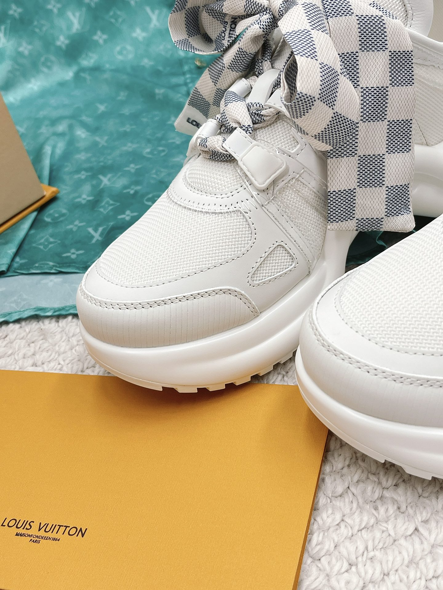 l0*is V*t0n archlight sneaker