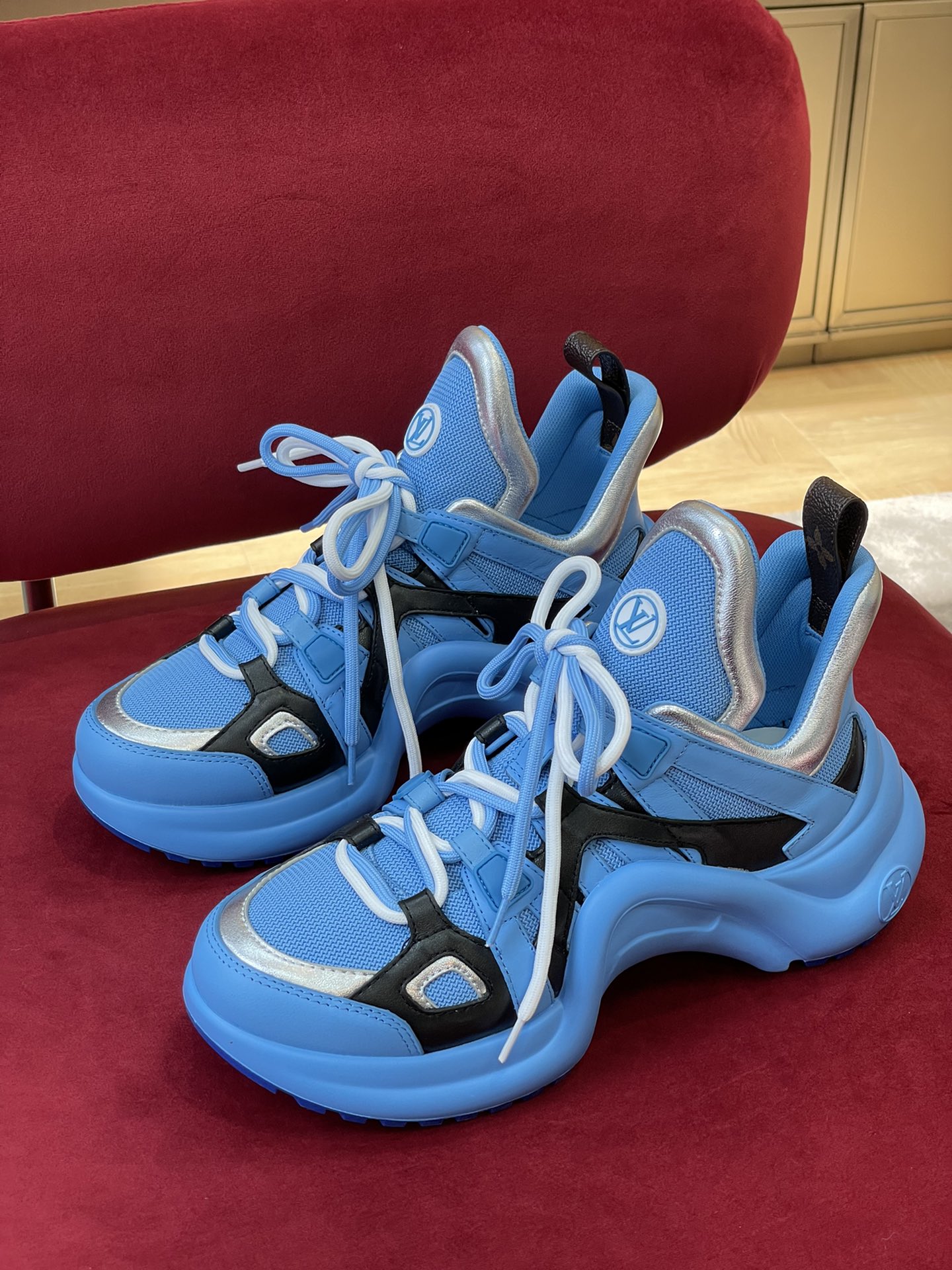 l0*is V*t0n archlight sneaker