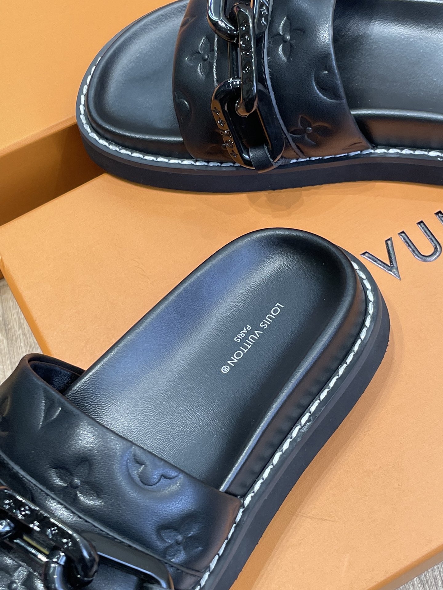 l0*is V*t0n 2022ss sandals