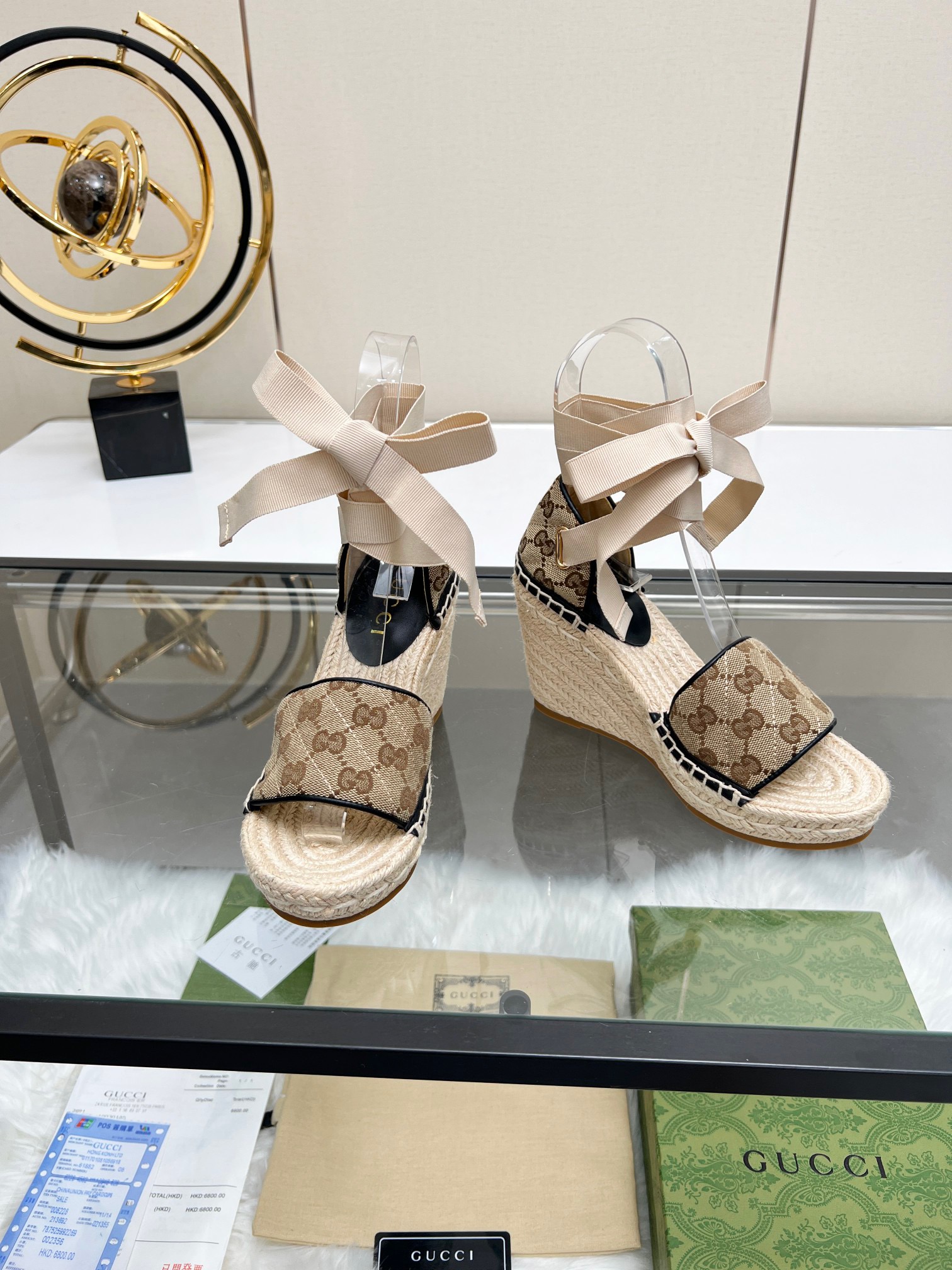 G*u*i sandals