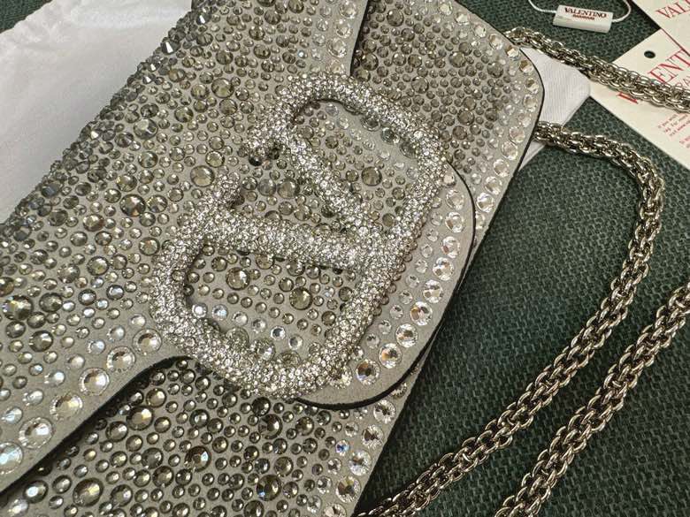 Va1e*ntin0 garavani lambskin locò cross-19*10.5*5cm