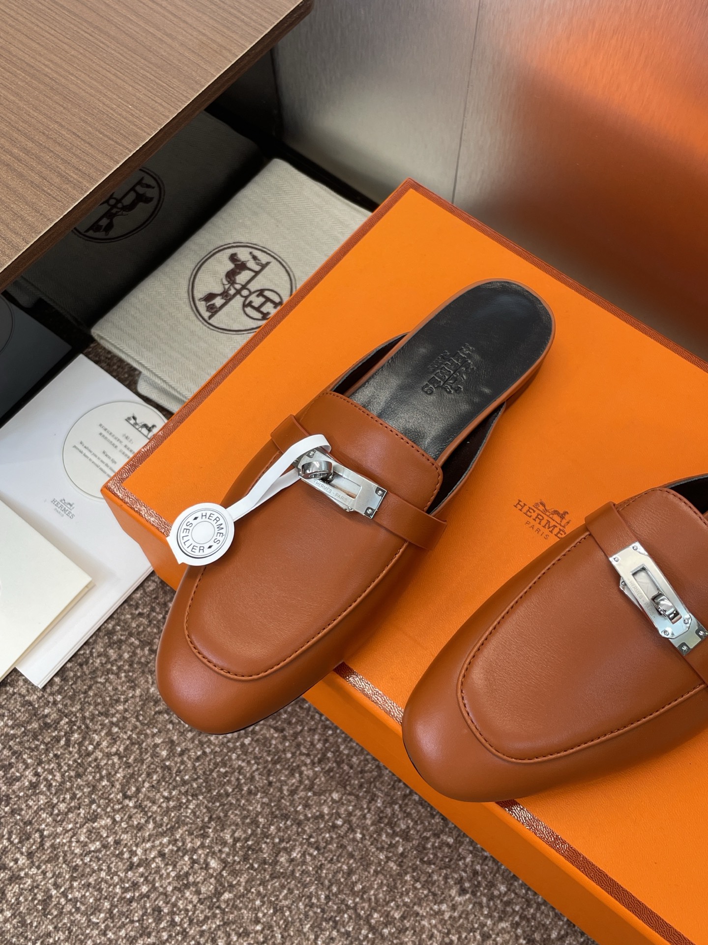 H**me5 sneakers