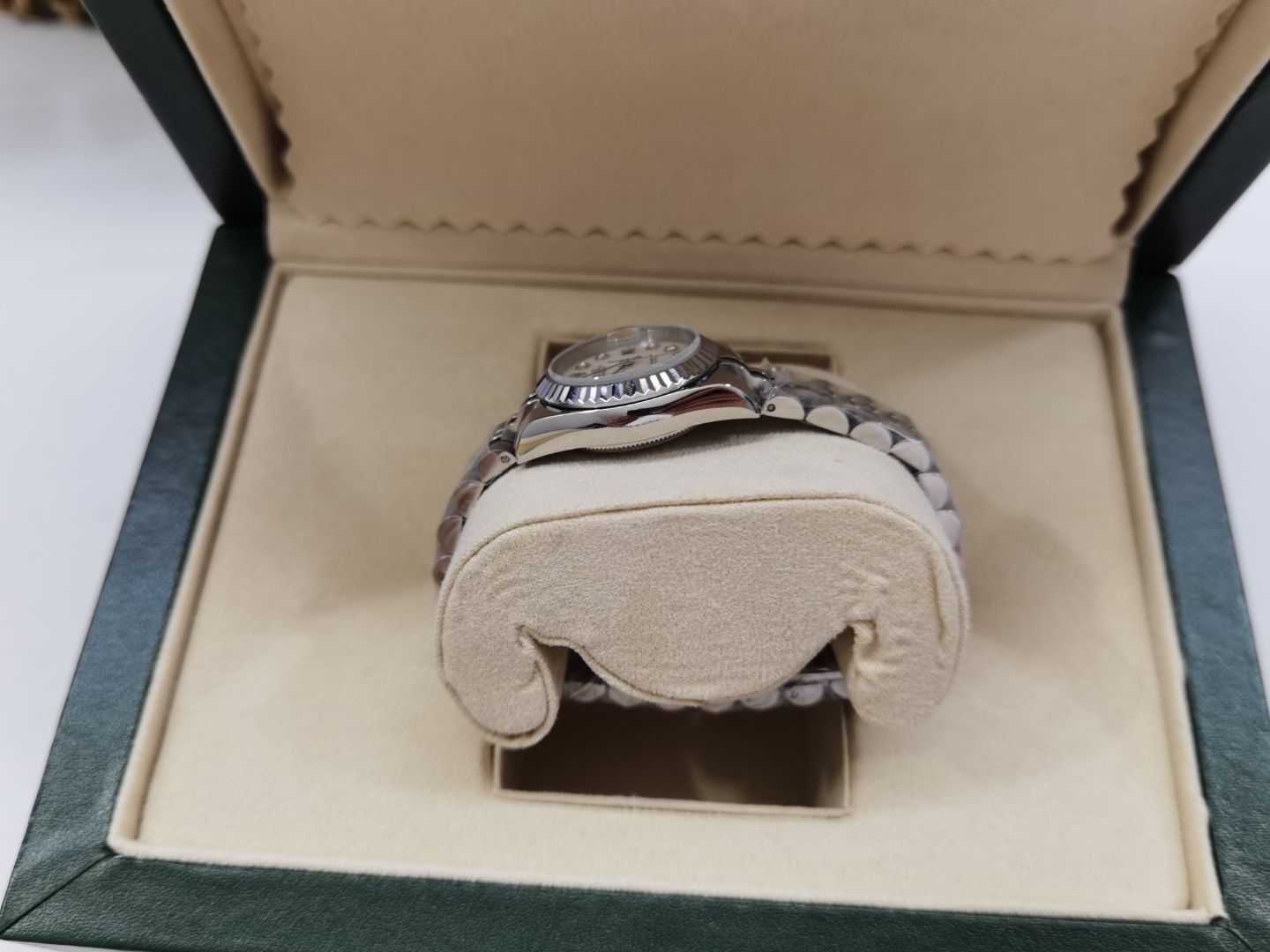 R*l*x lady-date just watch