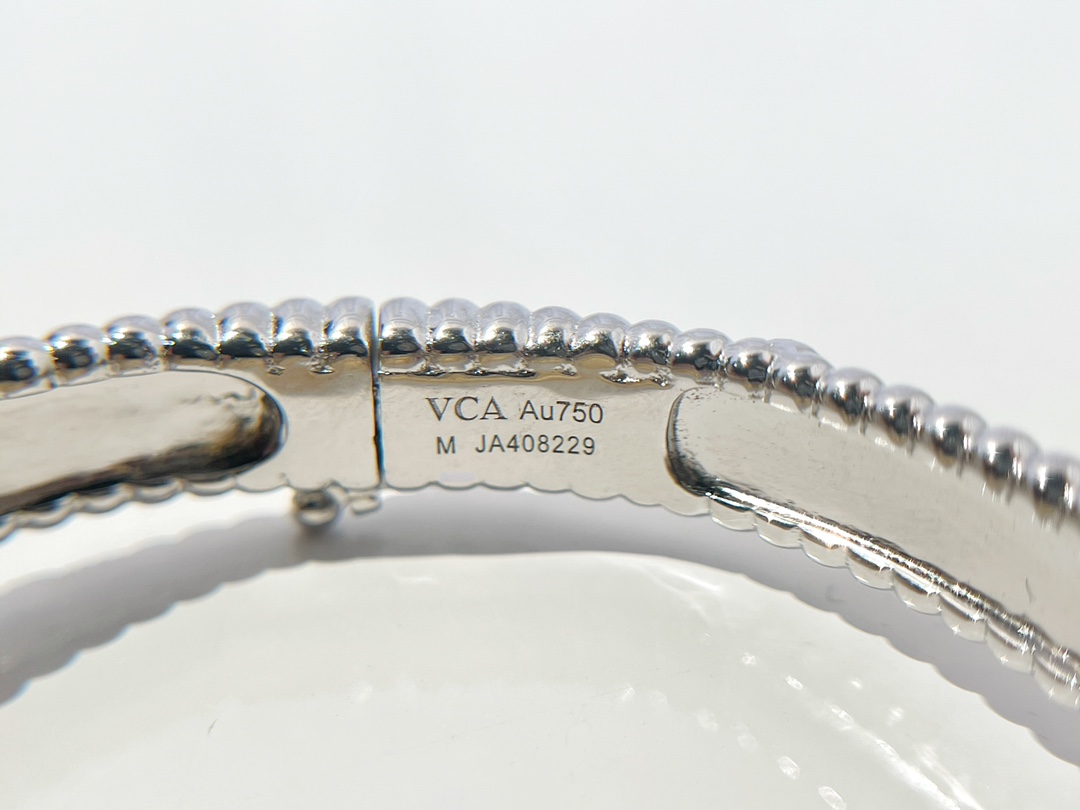 V*N CL*F &arpels bracelet