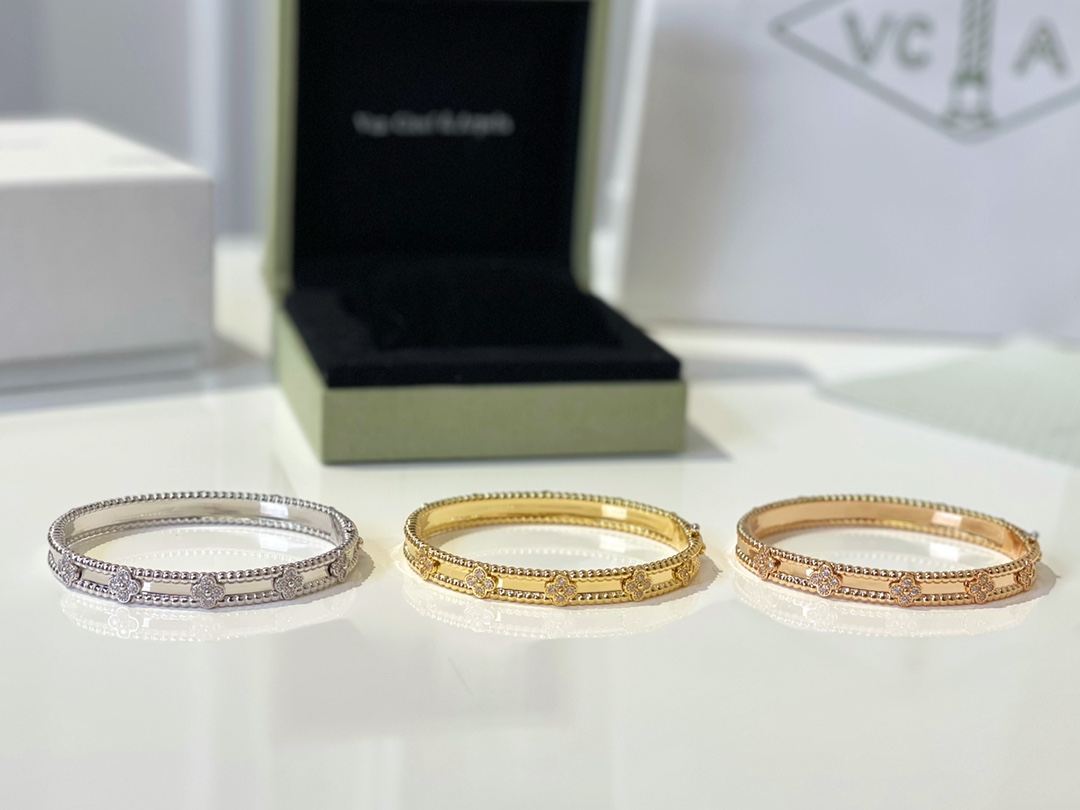 V*N CL*F &arpels bracelet