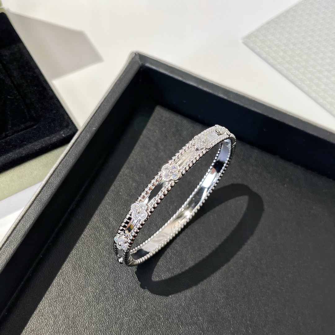 V*N CL*F &arpels bracelet