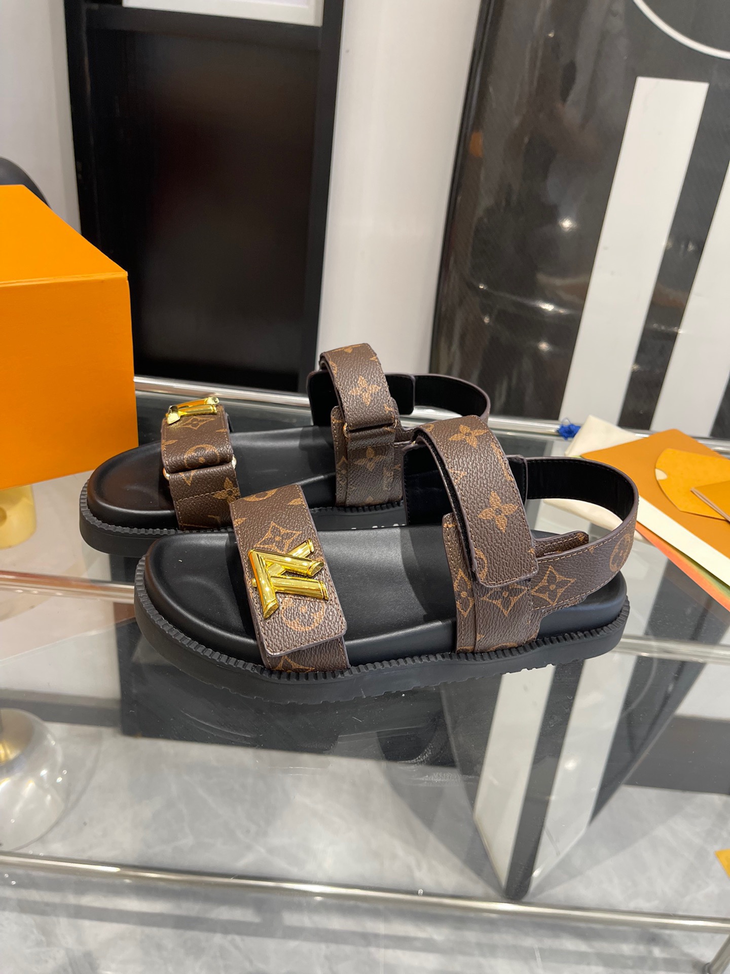 l0vis Vvtt0n sandals