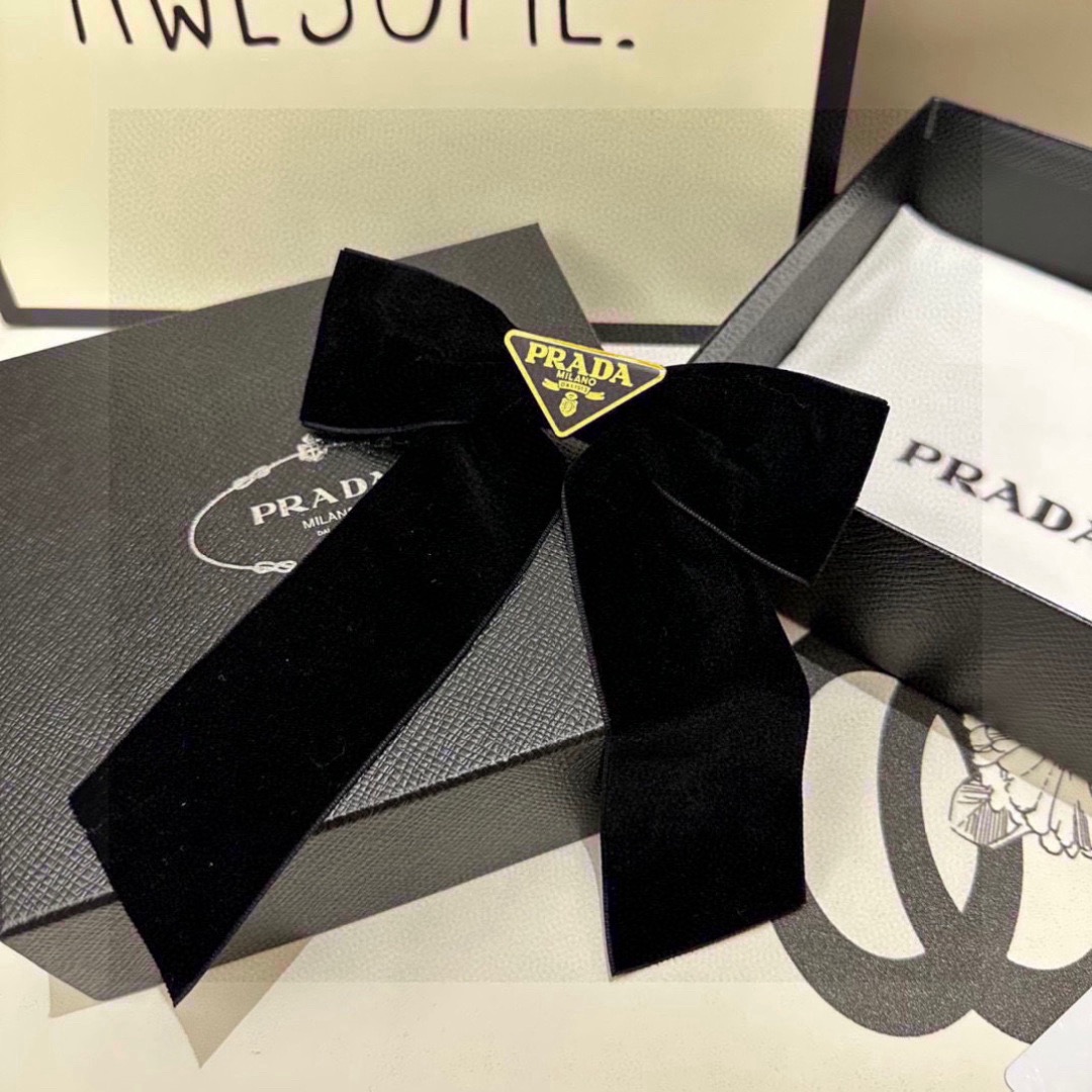 Pra*a triangle-logo bow velvet hair clip | black