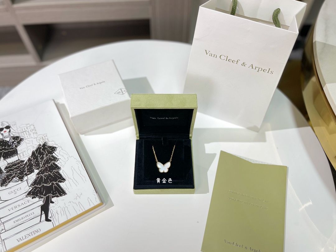 V*N CL*F & arpels necklace