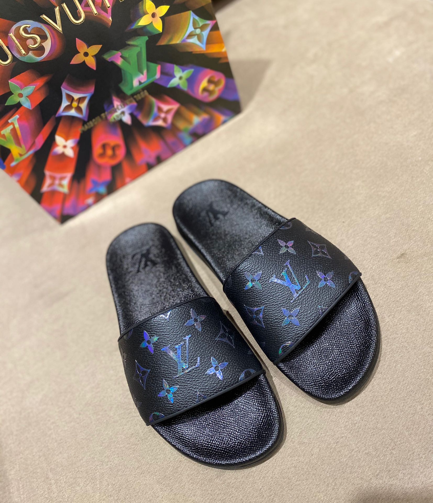l0*is V*t0n slippers