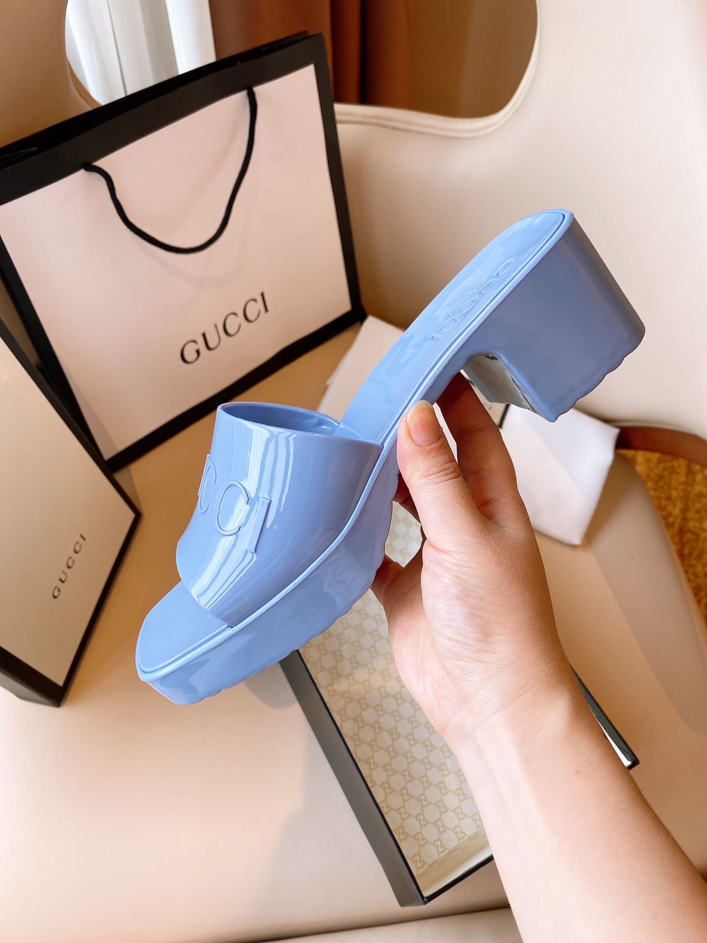 G*u*i sandals