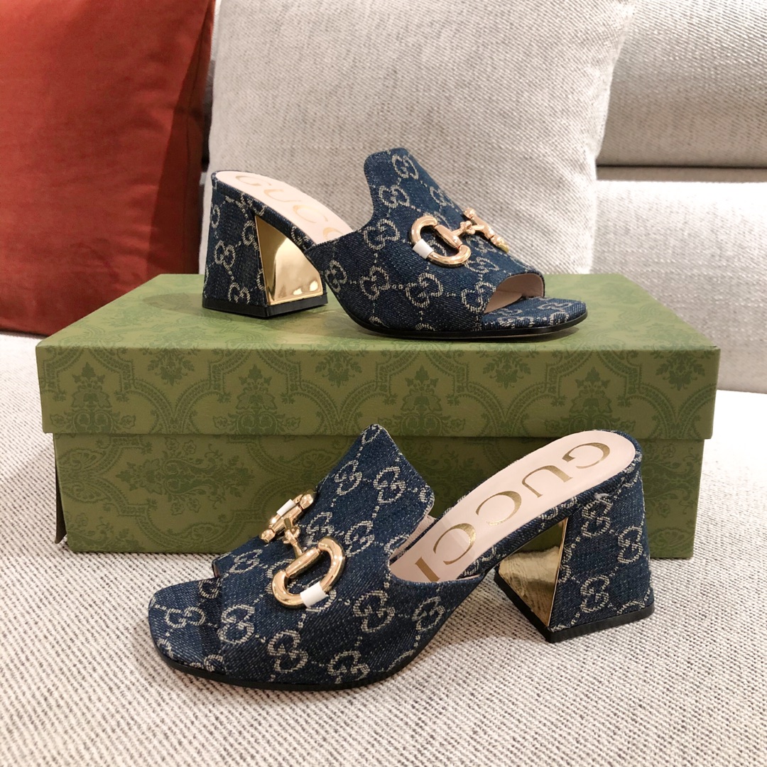 G*u*i sandals