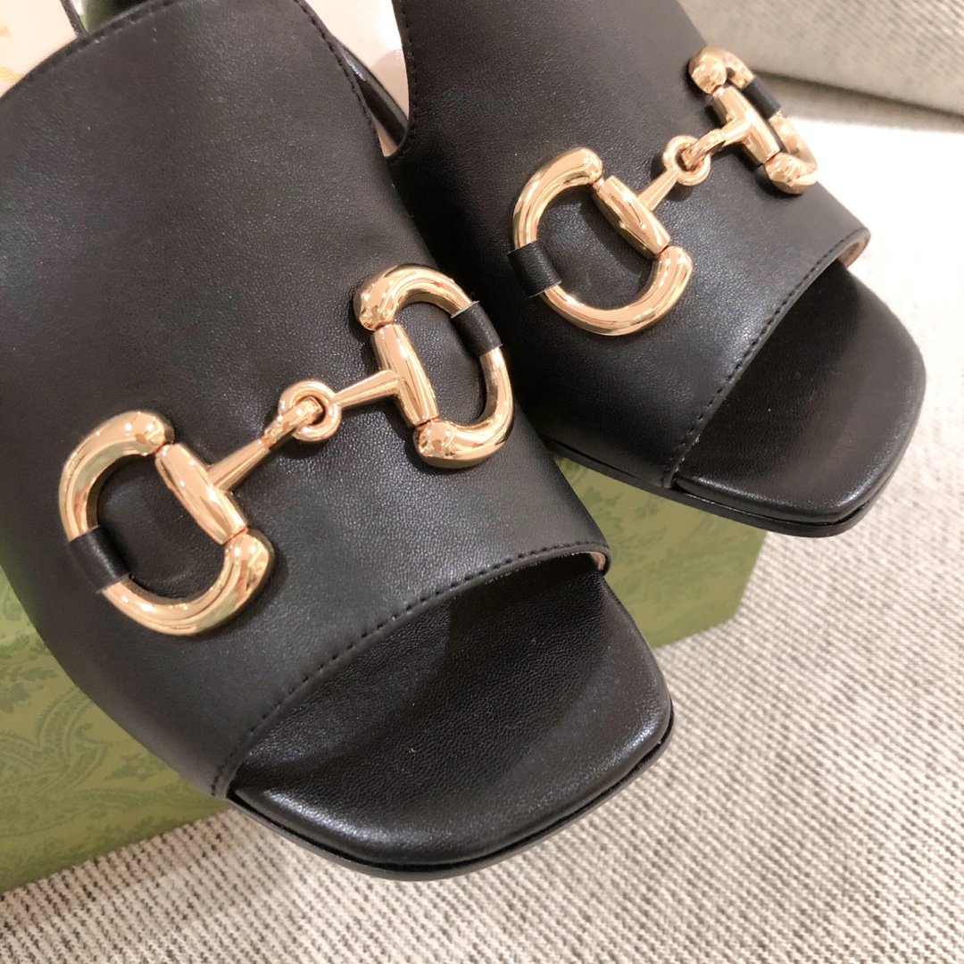 G*u*i sandals