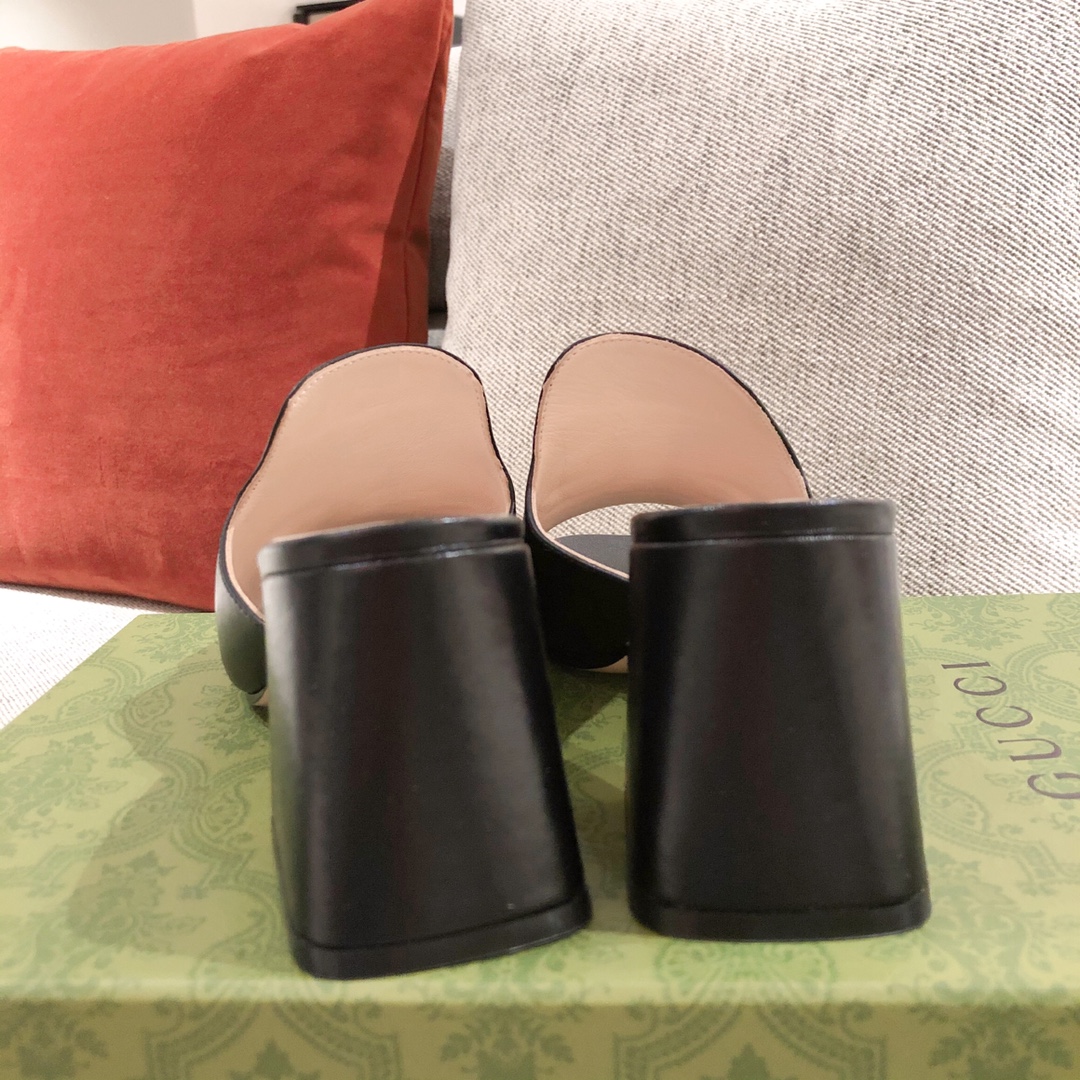 G*u*i sandals