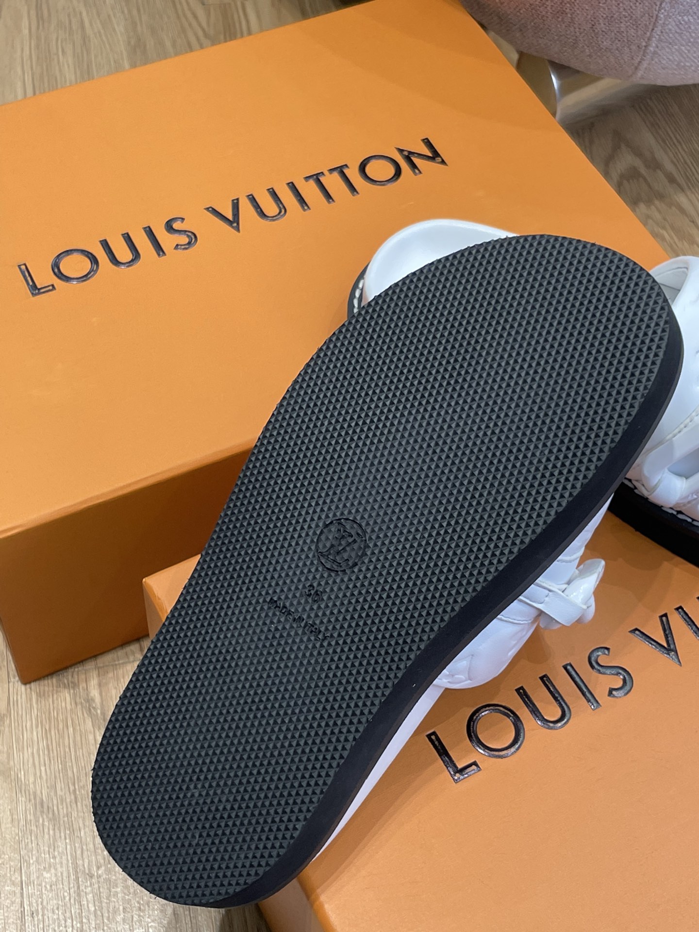 l0*is V*t0n 2022ss sandals