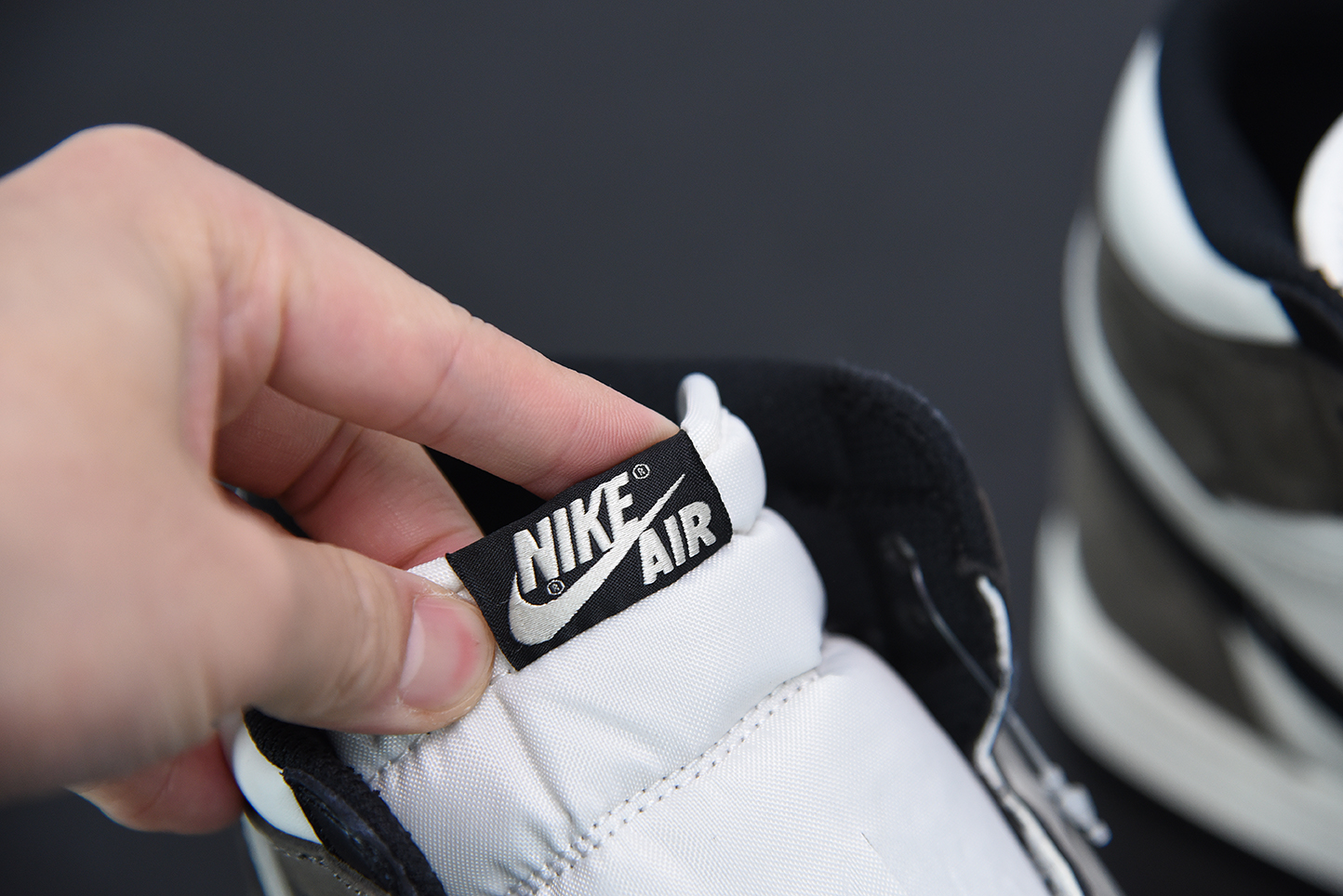AIR JORDAN 1 HIGH OG “DARK MOCHA” 555088-105