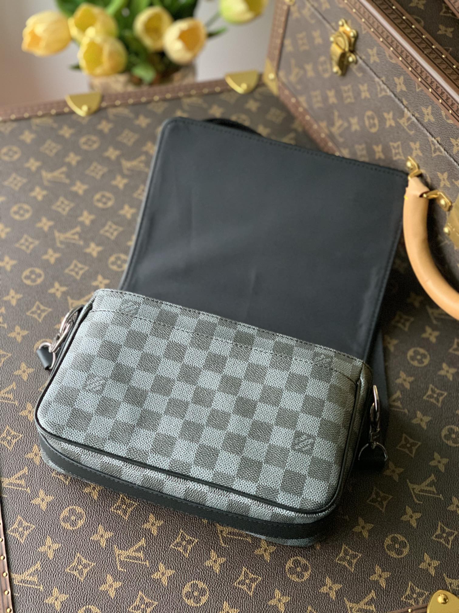 l0*is V*t0n studio messenger bag-23.5* 14*5 cm