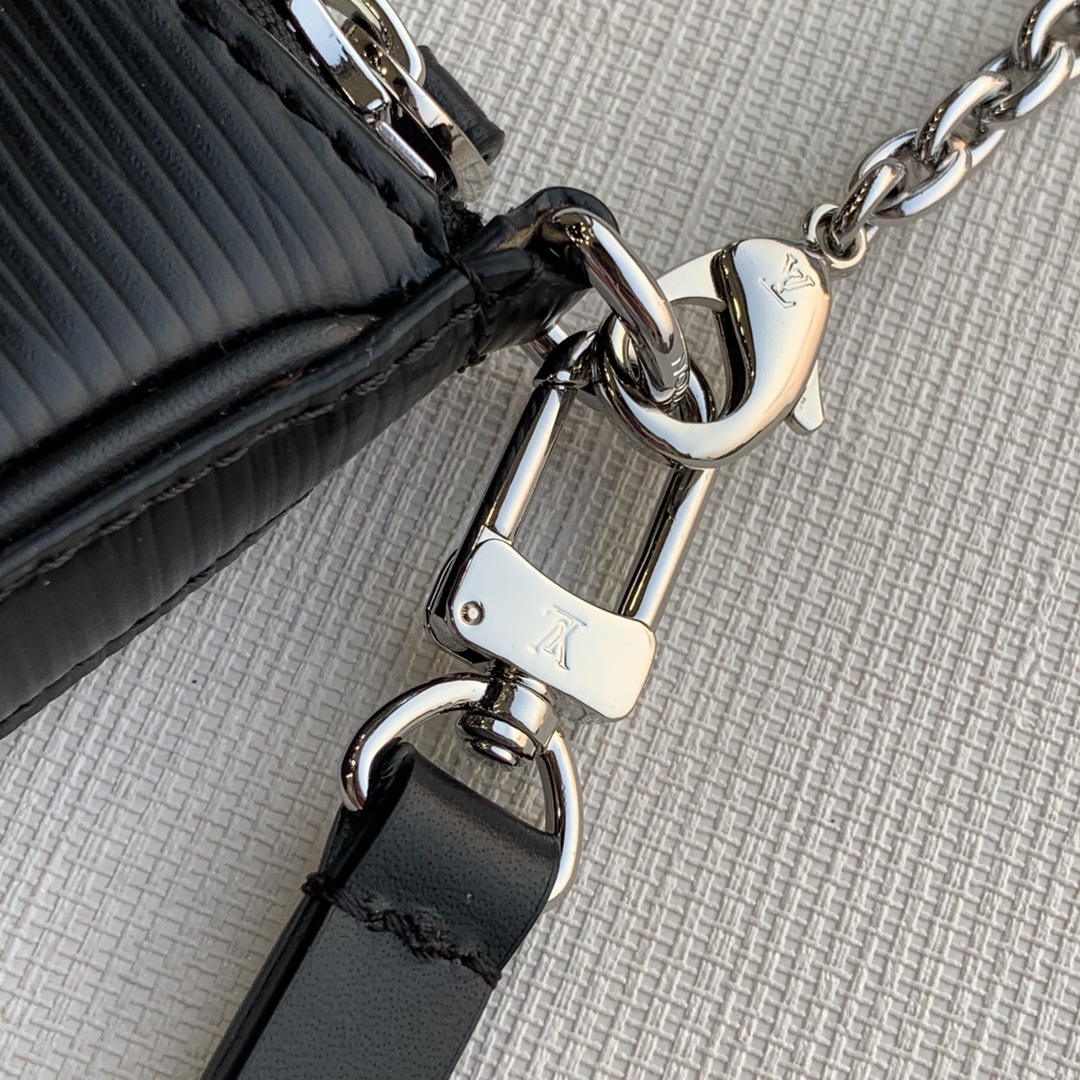 l0*is V*t0n easy pouch on strap-19*11.5*3cm
