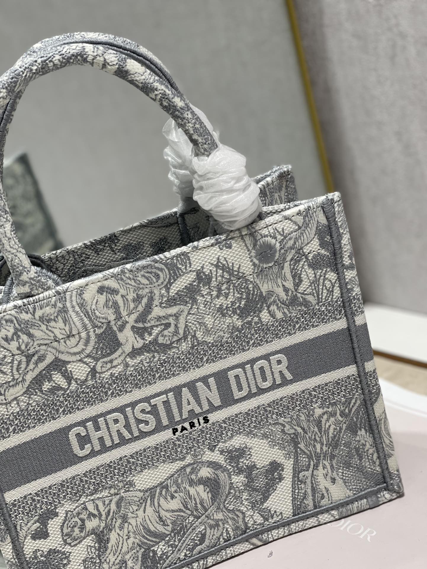 D*or small book tote-26*8*22cm