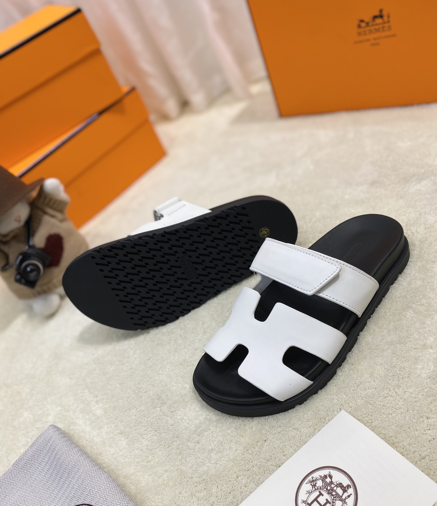 H**mes sandals