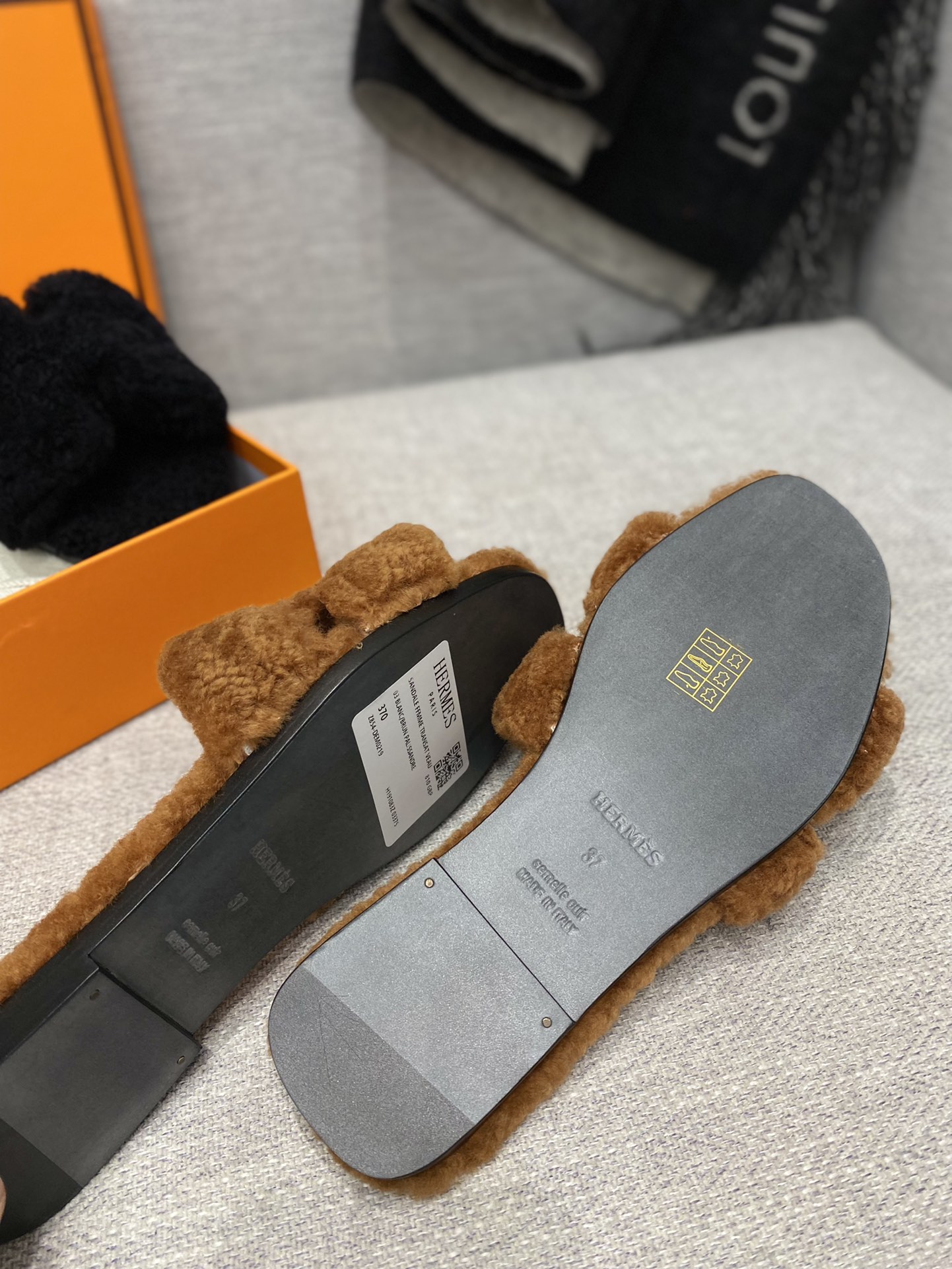 H**mes sandals