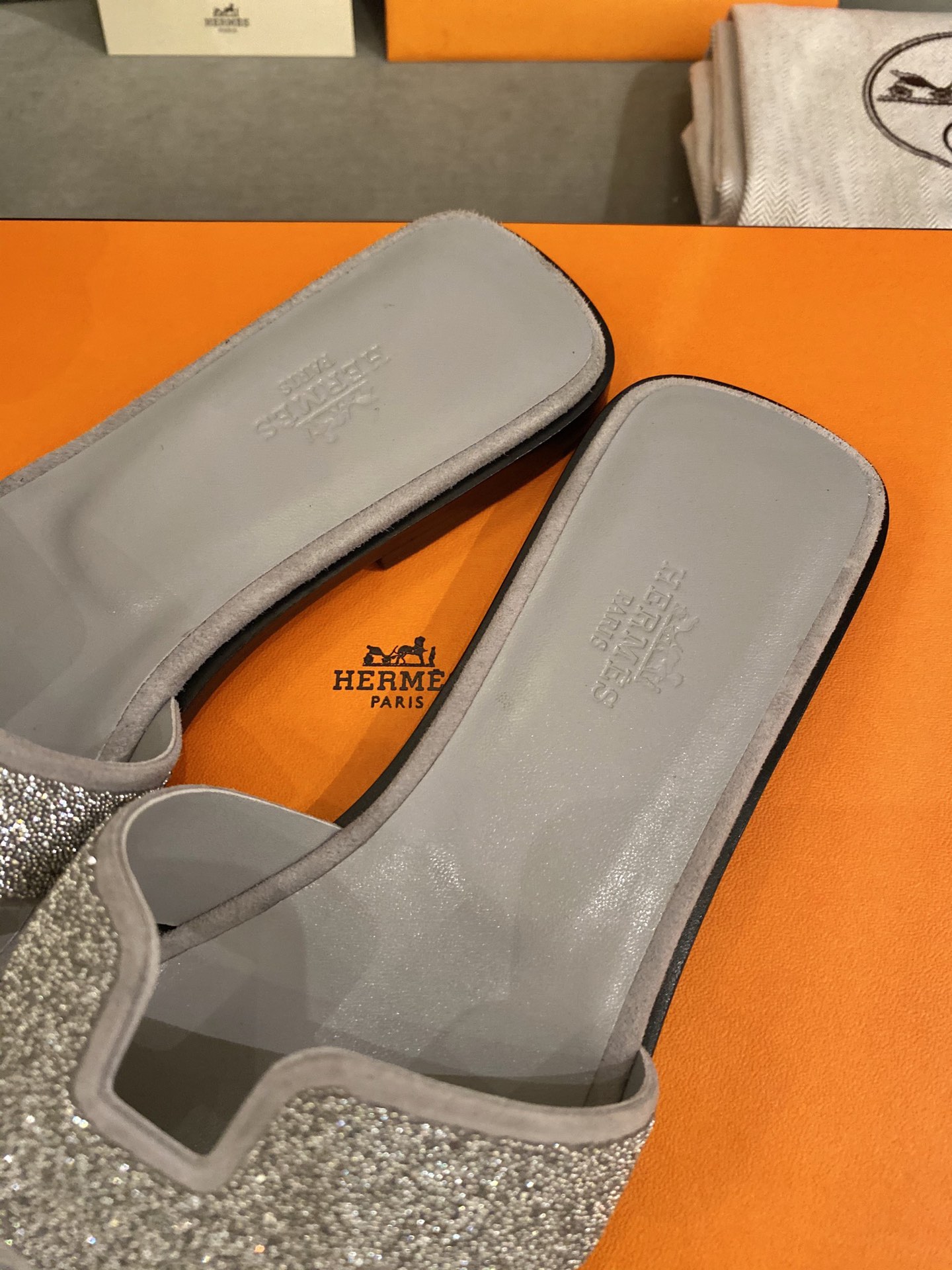 H**mes slippers