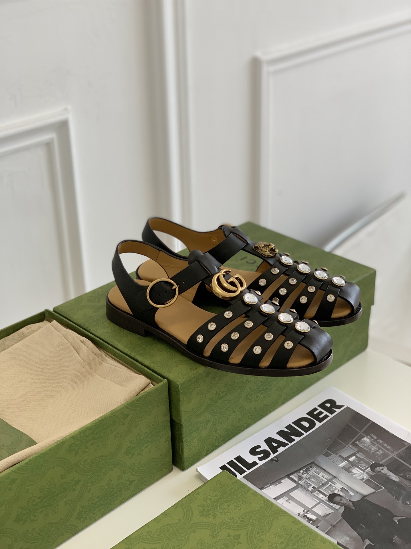 G*u*i sandals