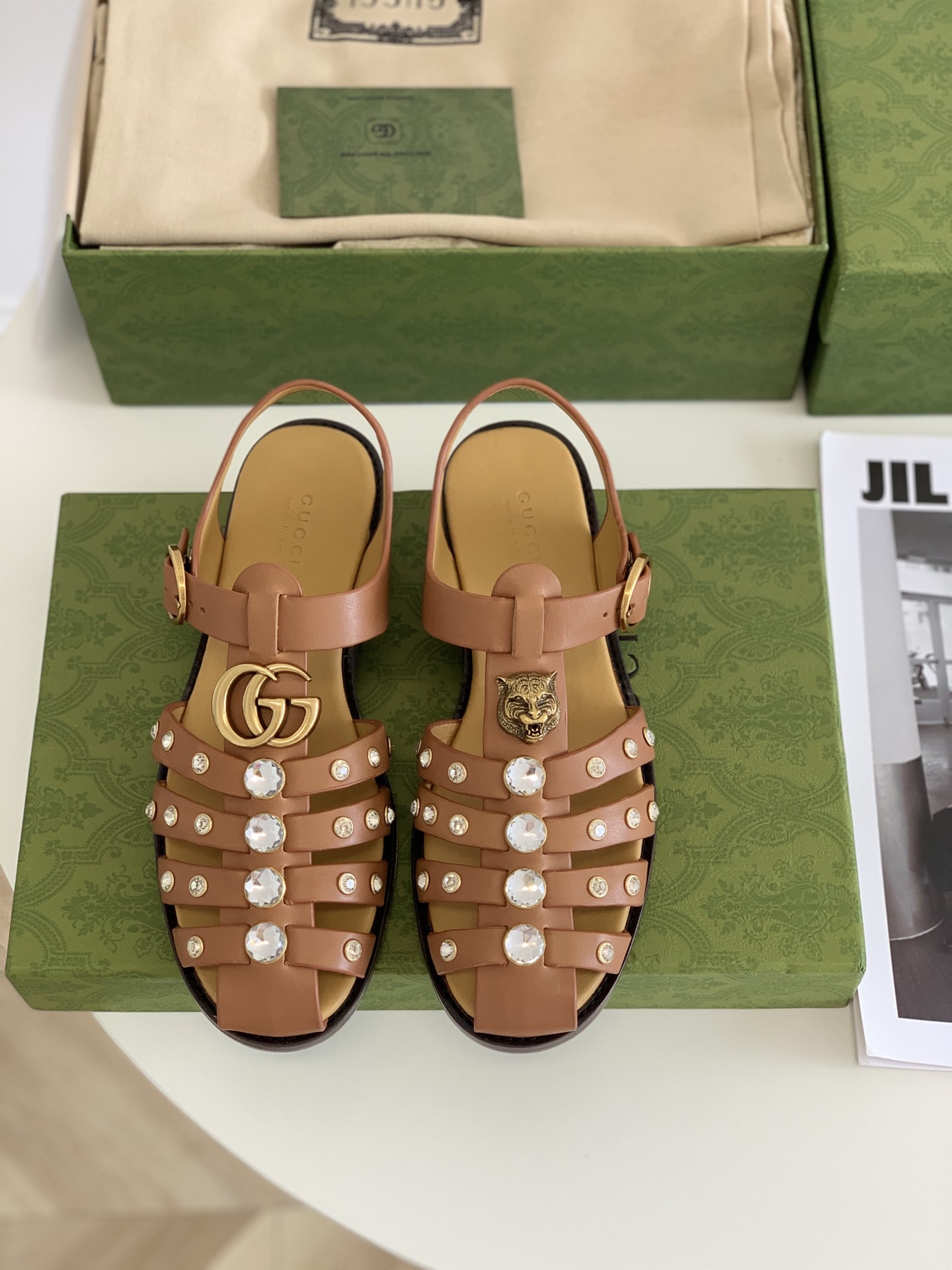 G*u*i sandals