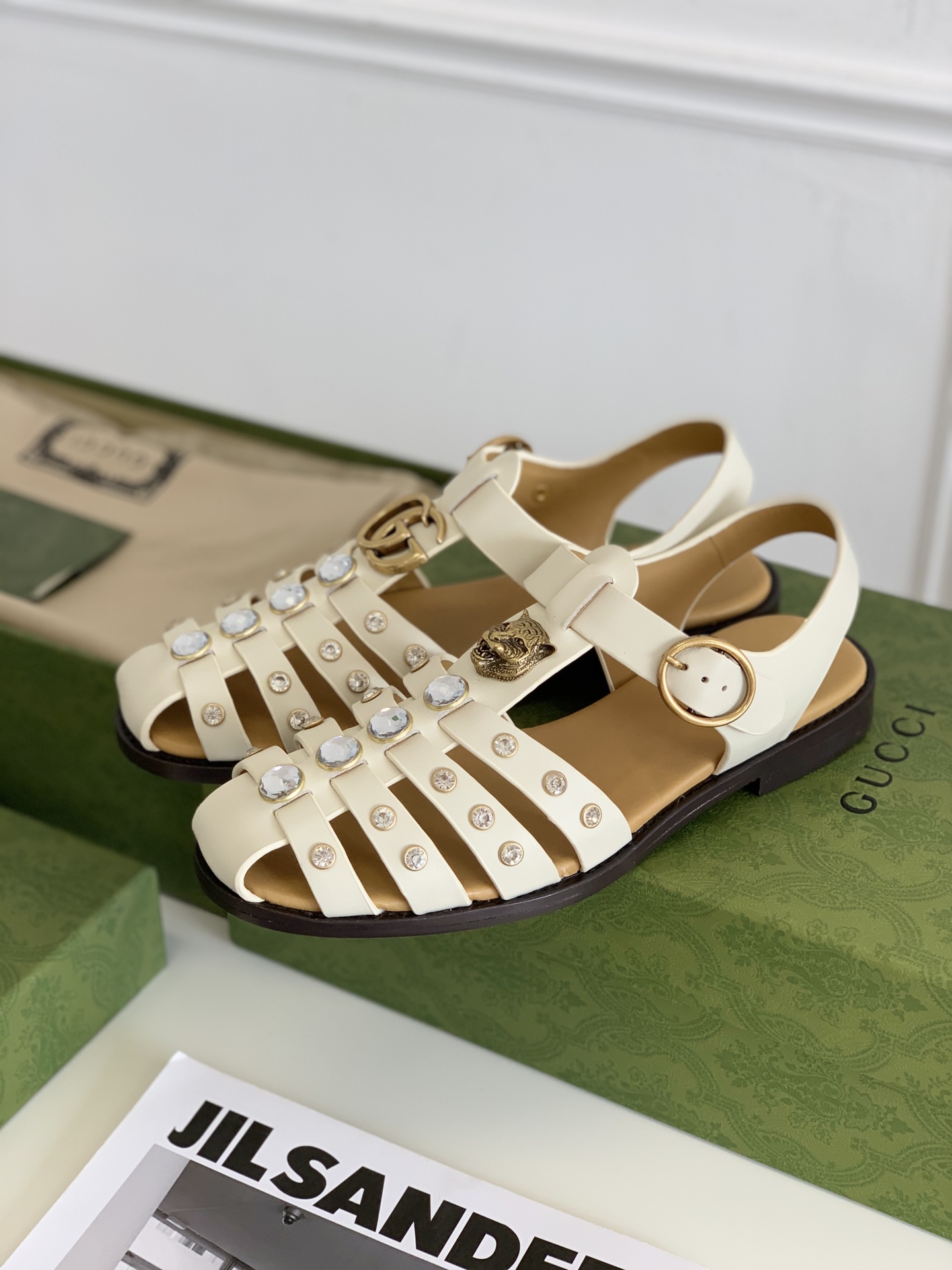 G*u*i sandals