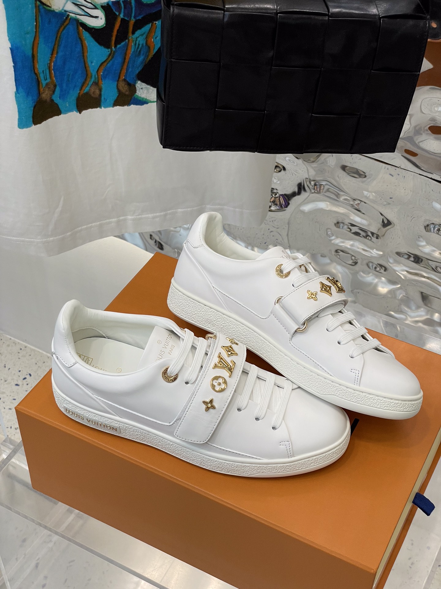 l0*is V*t0n sneakers