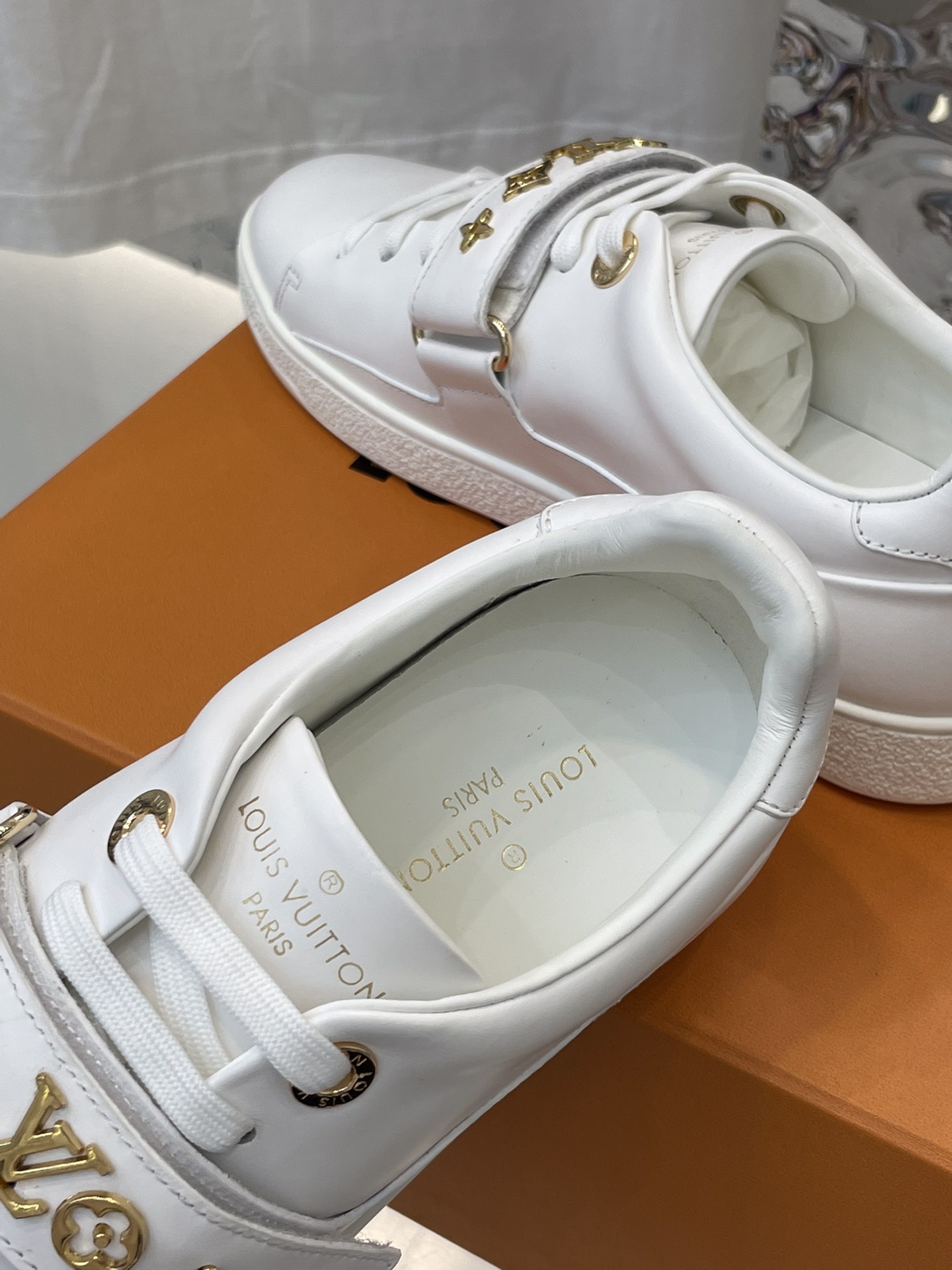 l0*is V*t0n sneakers