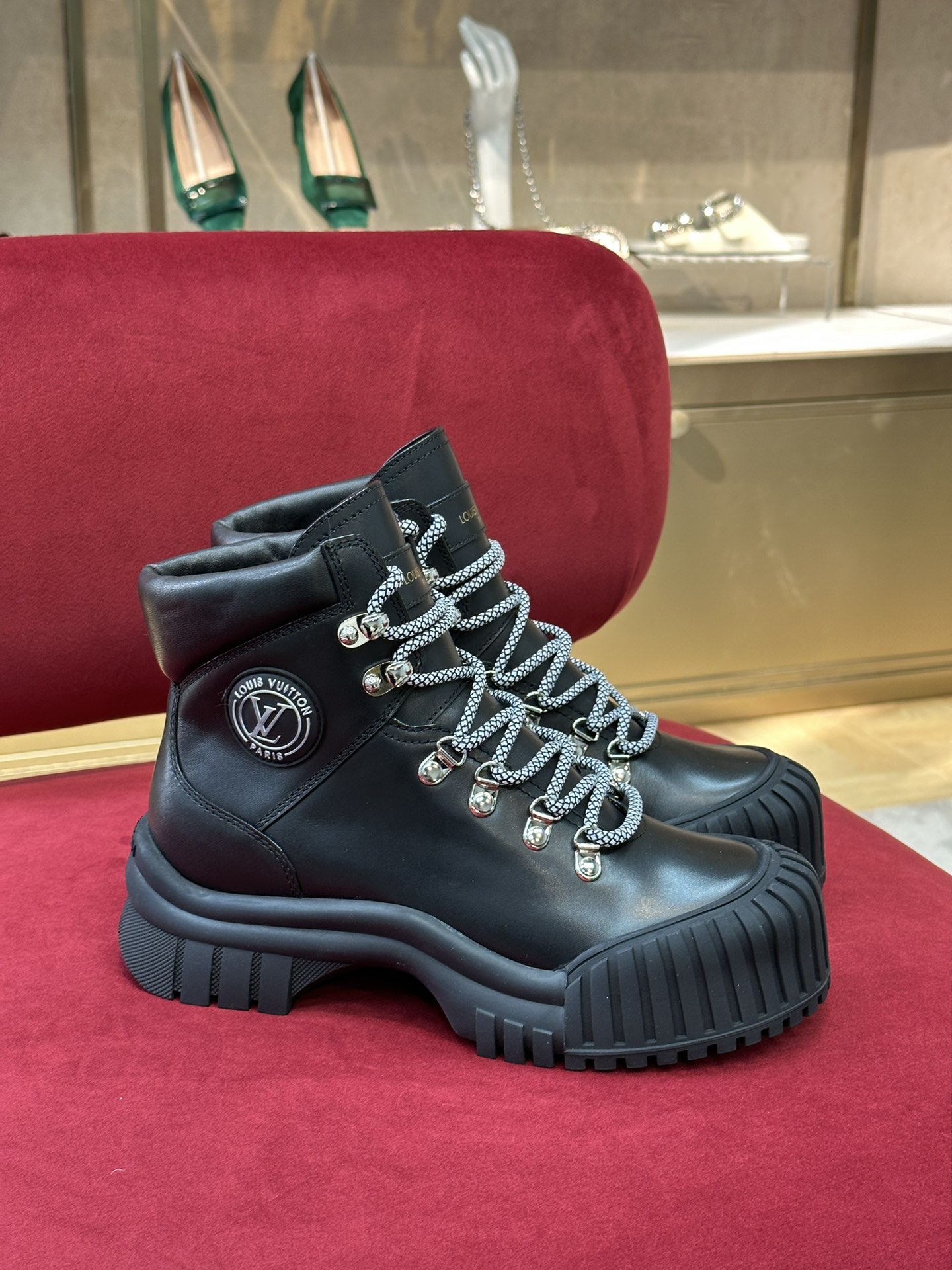 l0*is V*t0n boots