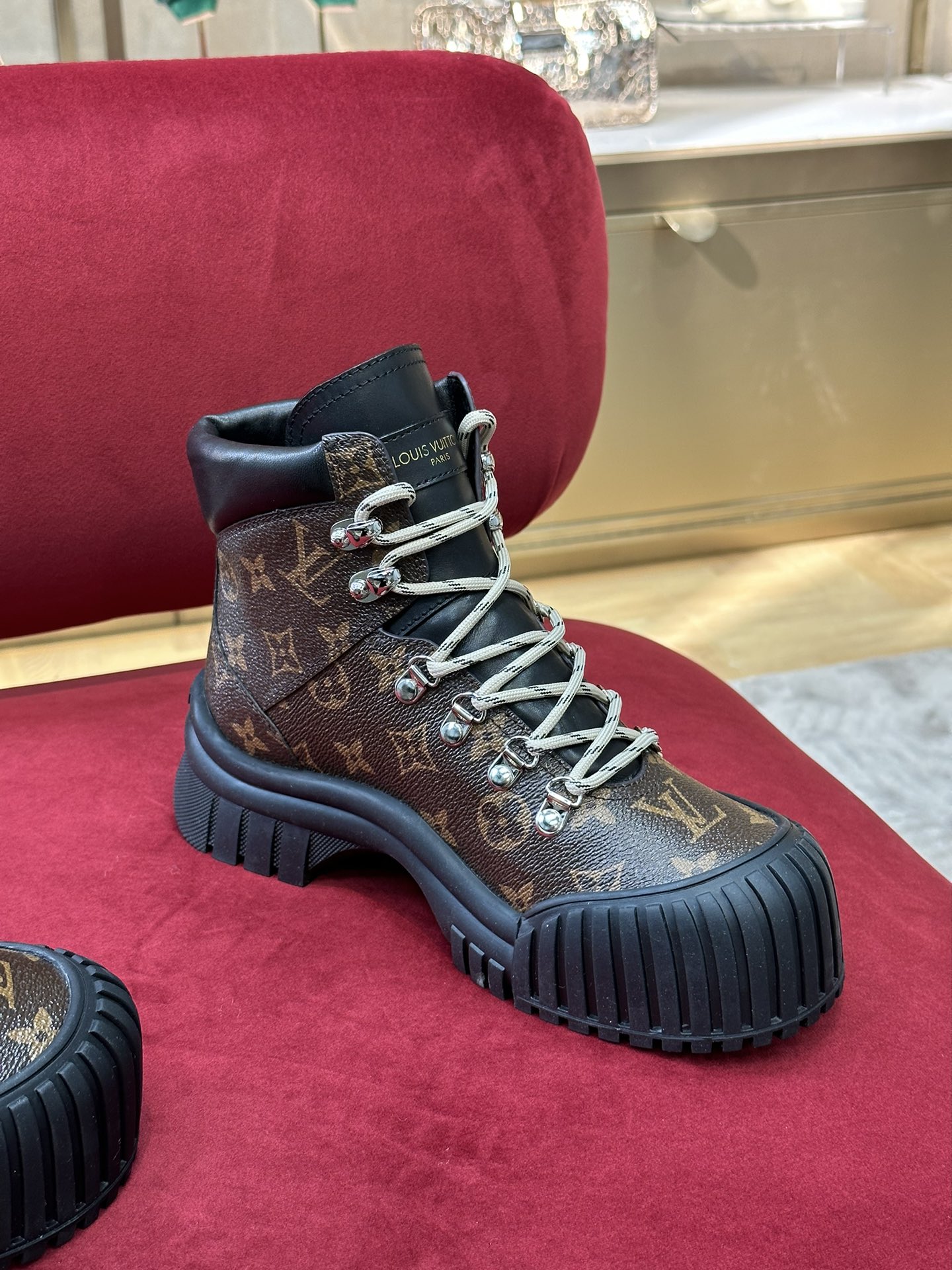 l0*is V*t0n boots