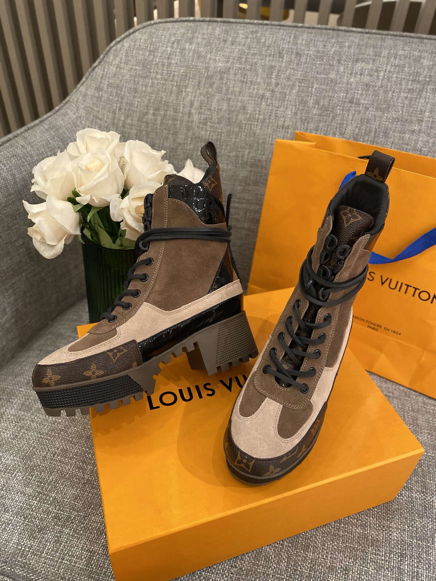 l0*is V*t0n boots