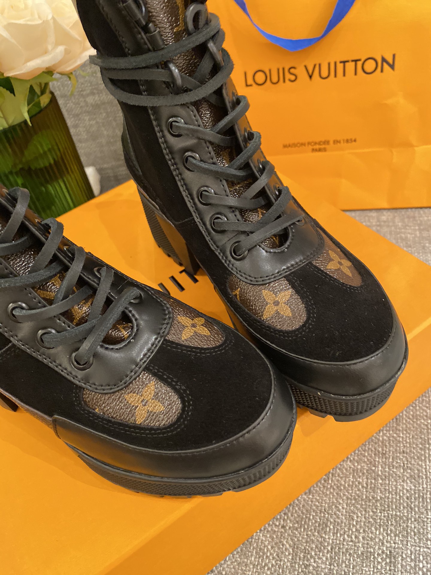 l0*is V*t0n boots